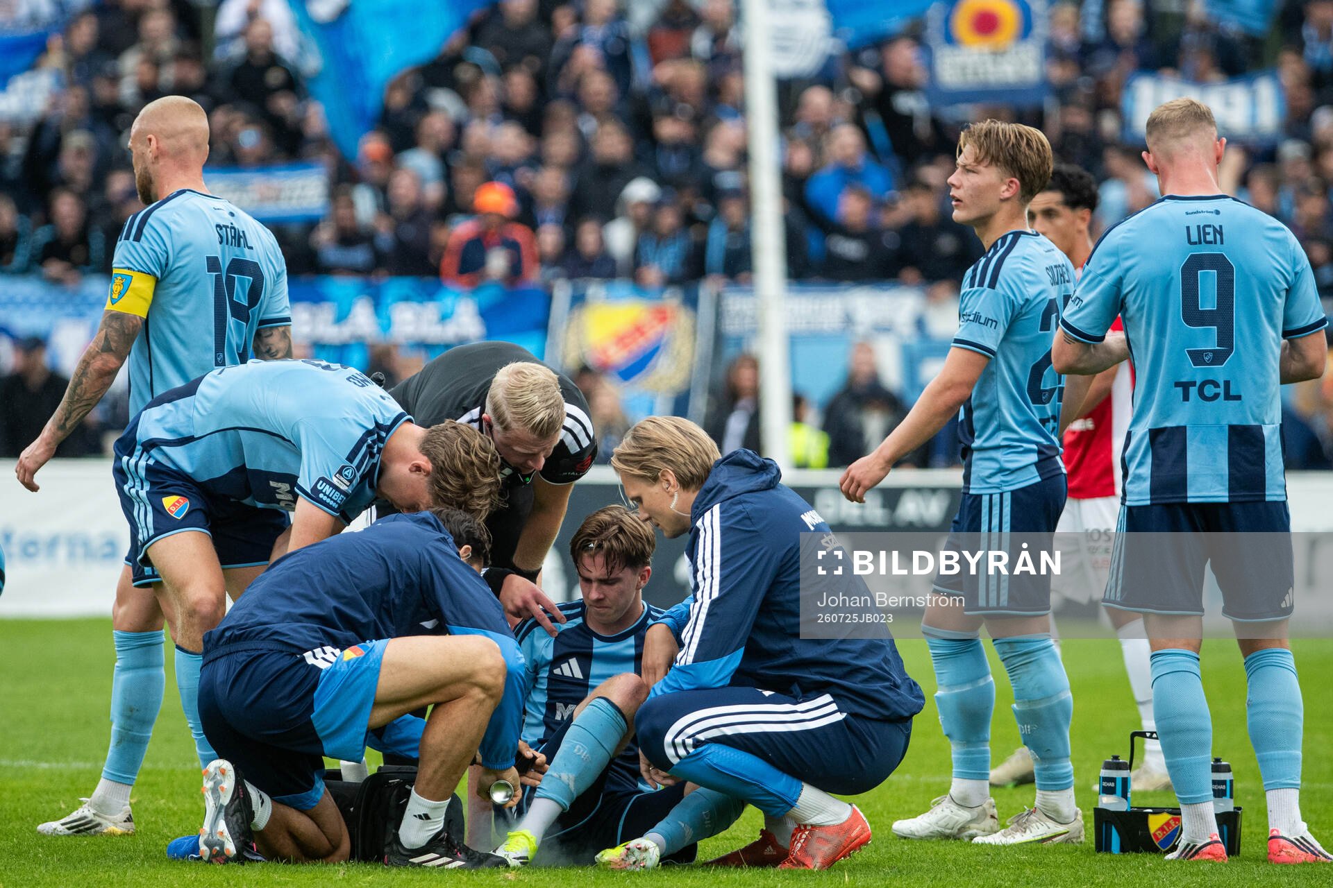 Djurgårdens Max Larsson får vård på planen