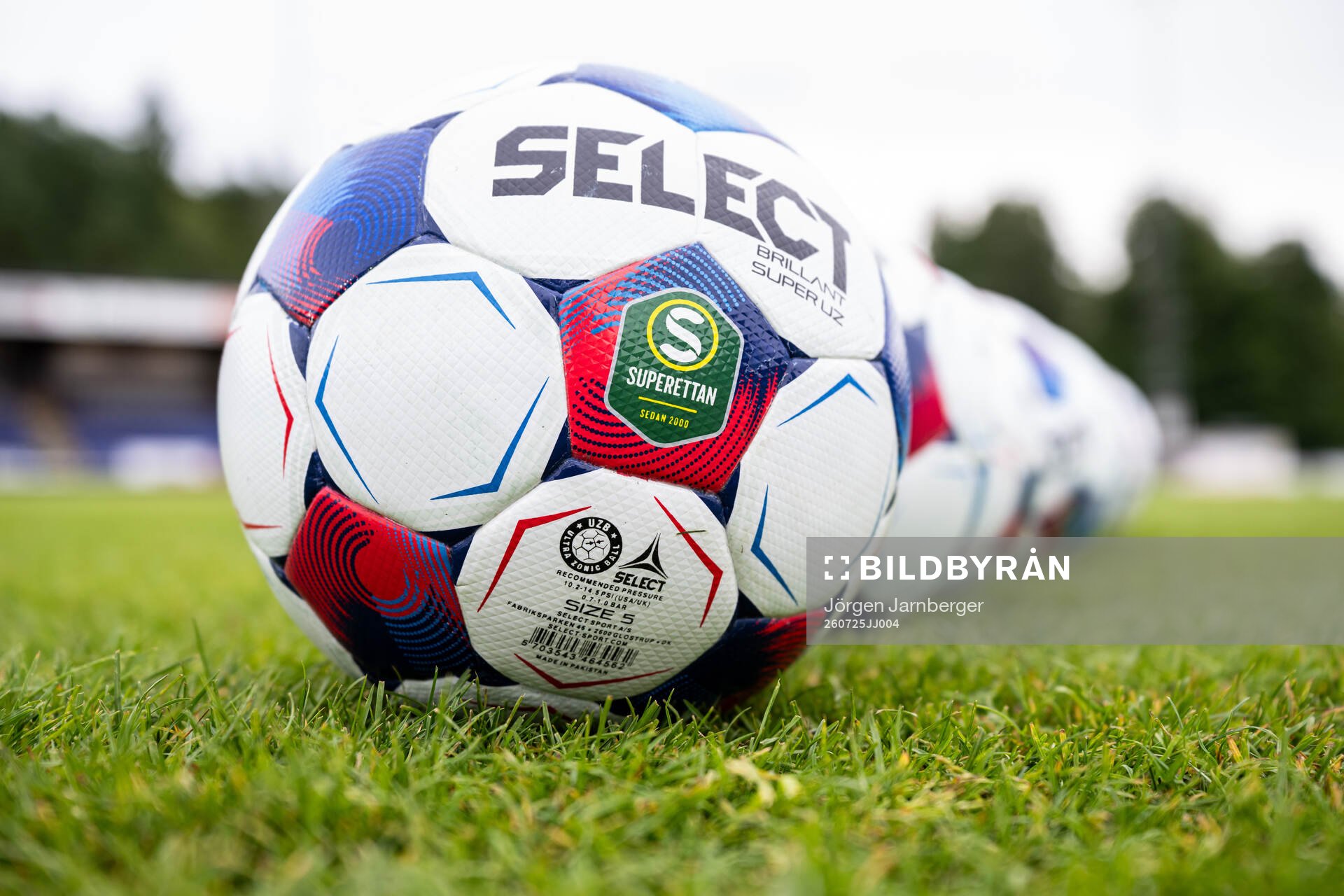 Fotbollar på hybridgräset