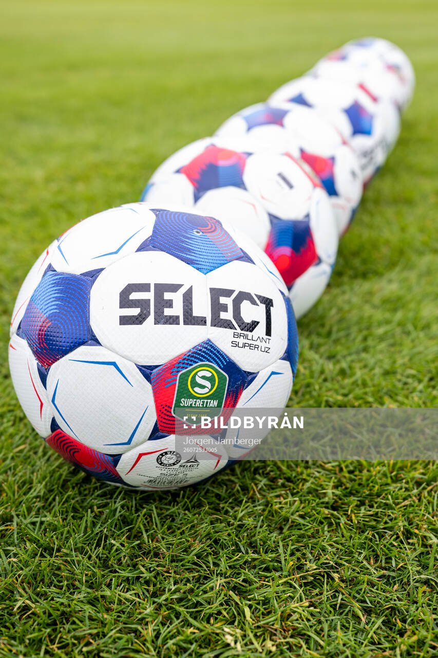 Fotbollar på hybridgräset