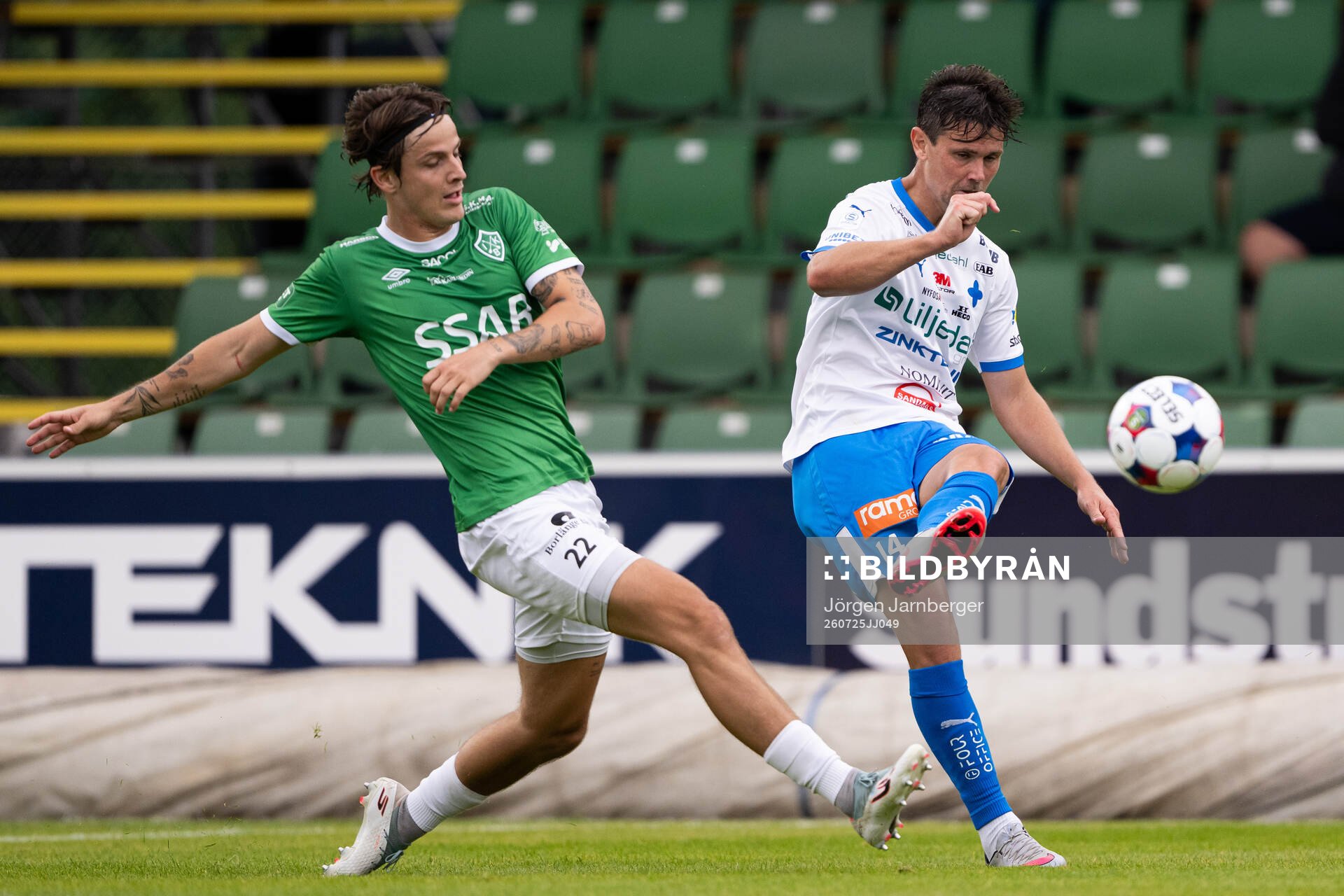 Brages Tobias Stagaard och IFK Värnamos Marcus Antonsson