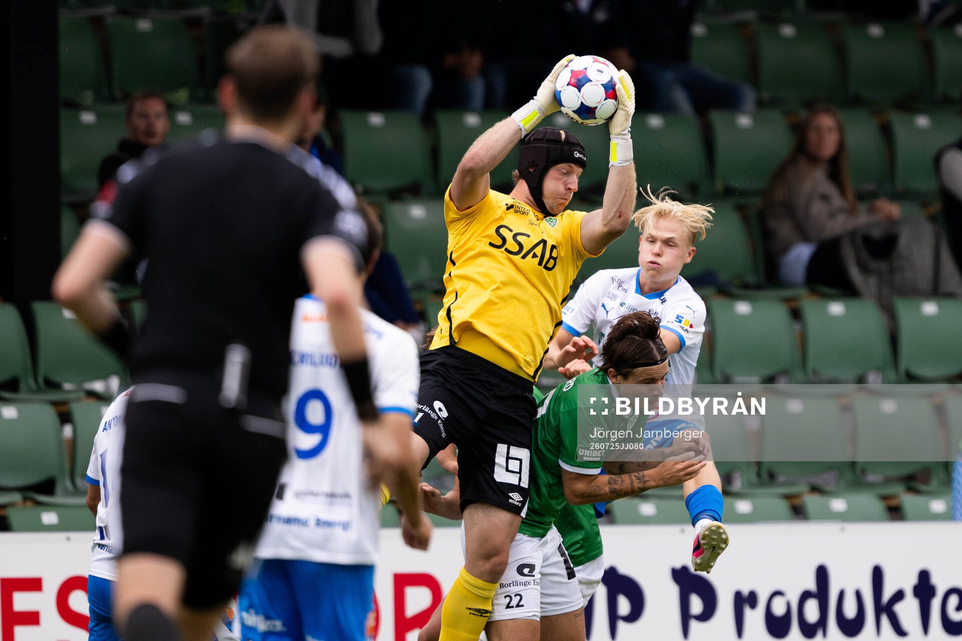 Brages målvakt Viktor Frodig och IFK Värnamos Hugo Mella