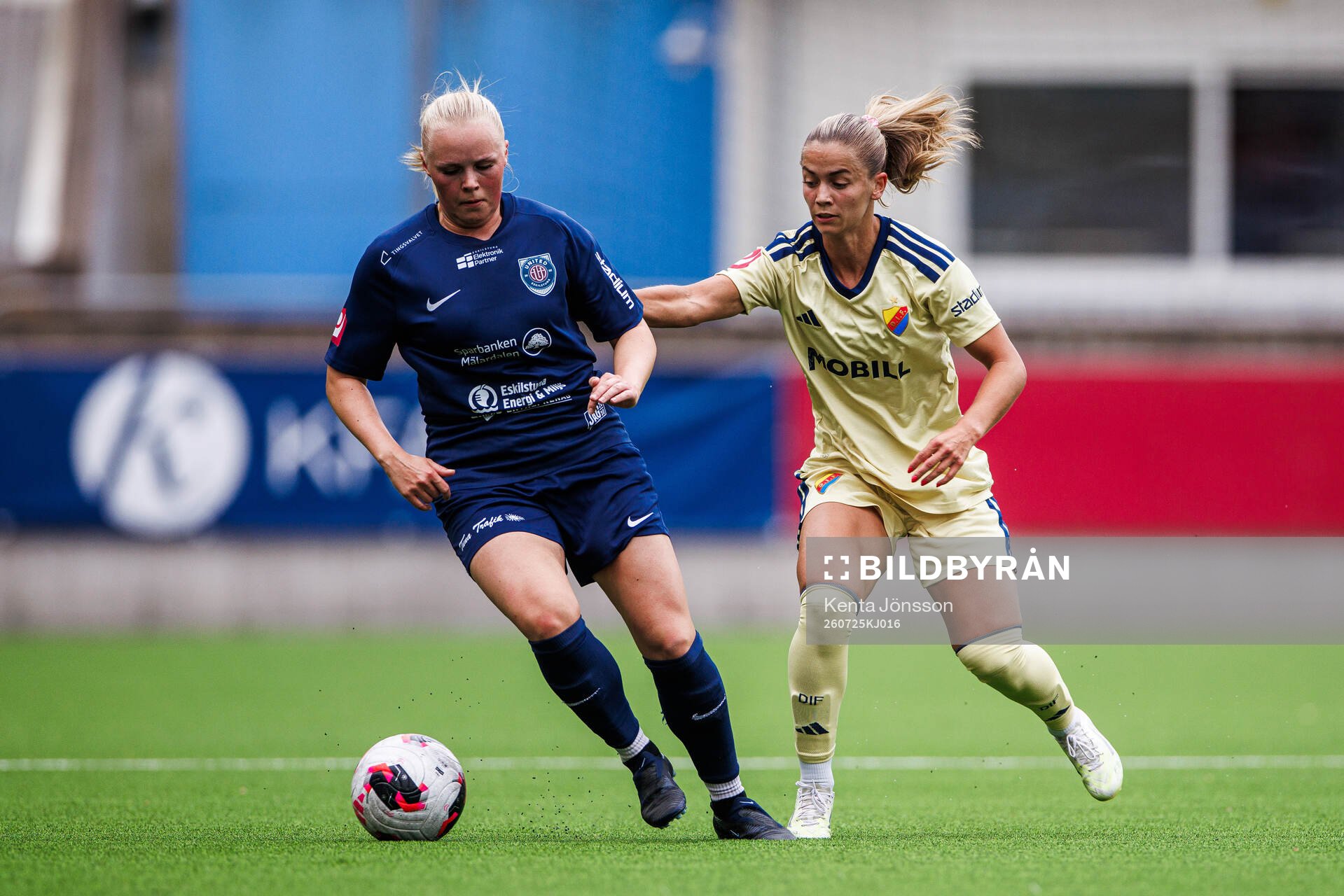 Eskilstuna United DFFs Viivi Ollonqvist och Djurgårdens