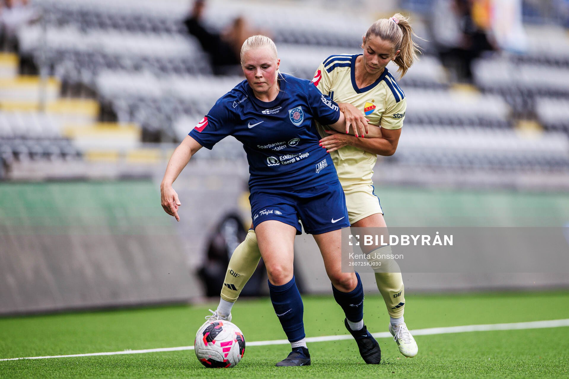Eskilstuna United DFFs Viivi Ollonqvist och Djurgårdens