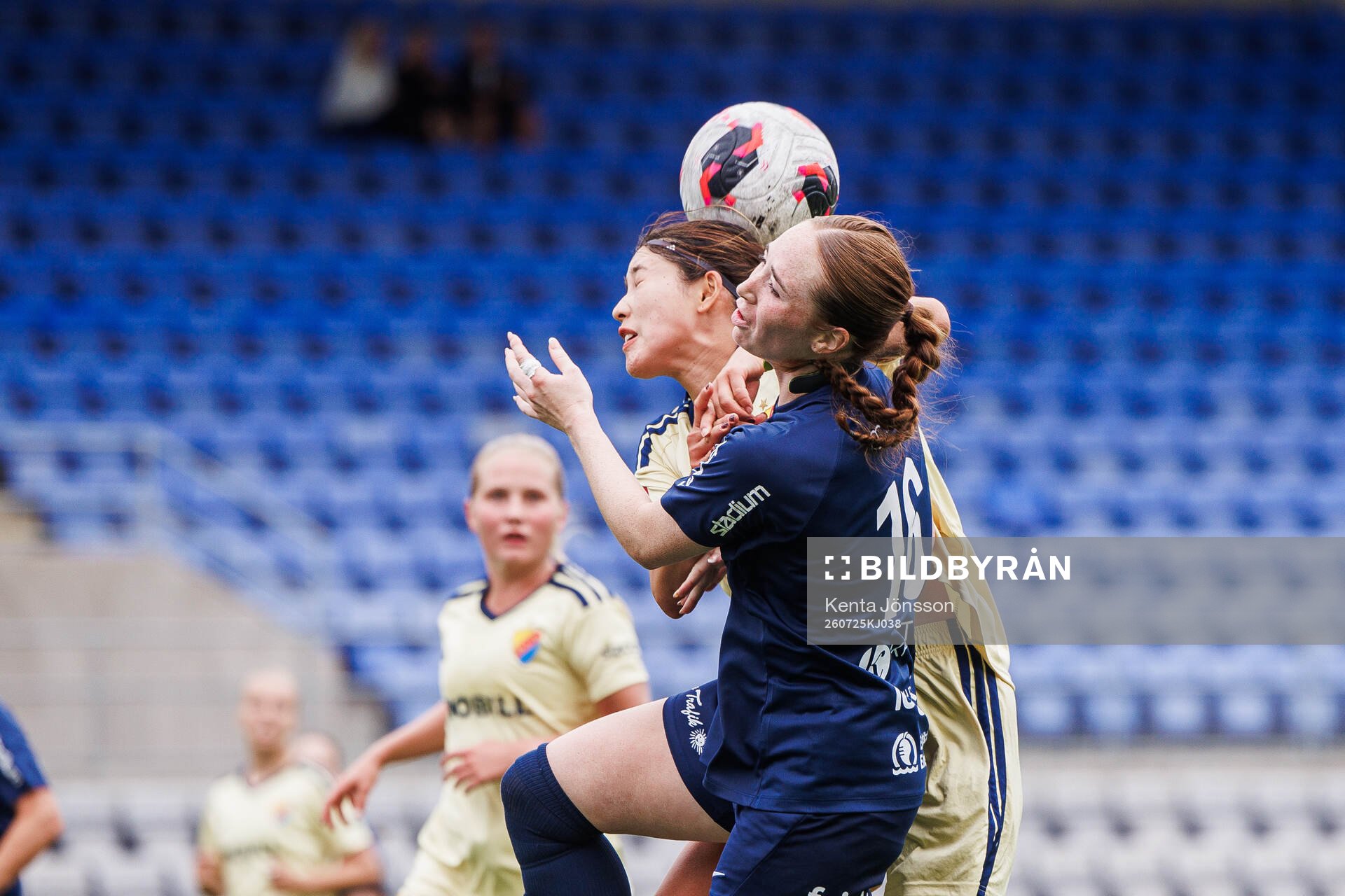 Djurgårdens Maho Hirosawa och Eskilstuna United DFFs Bella