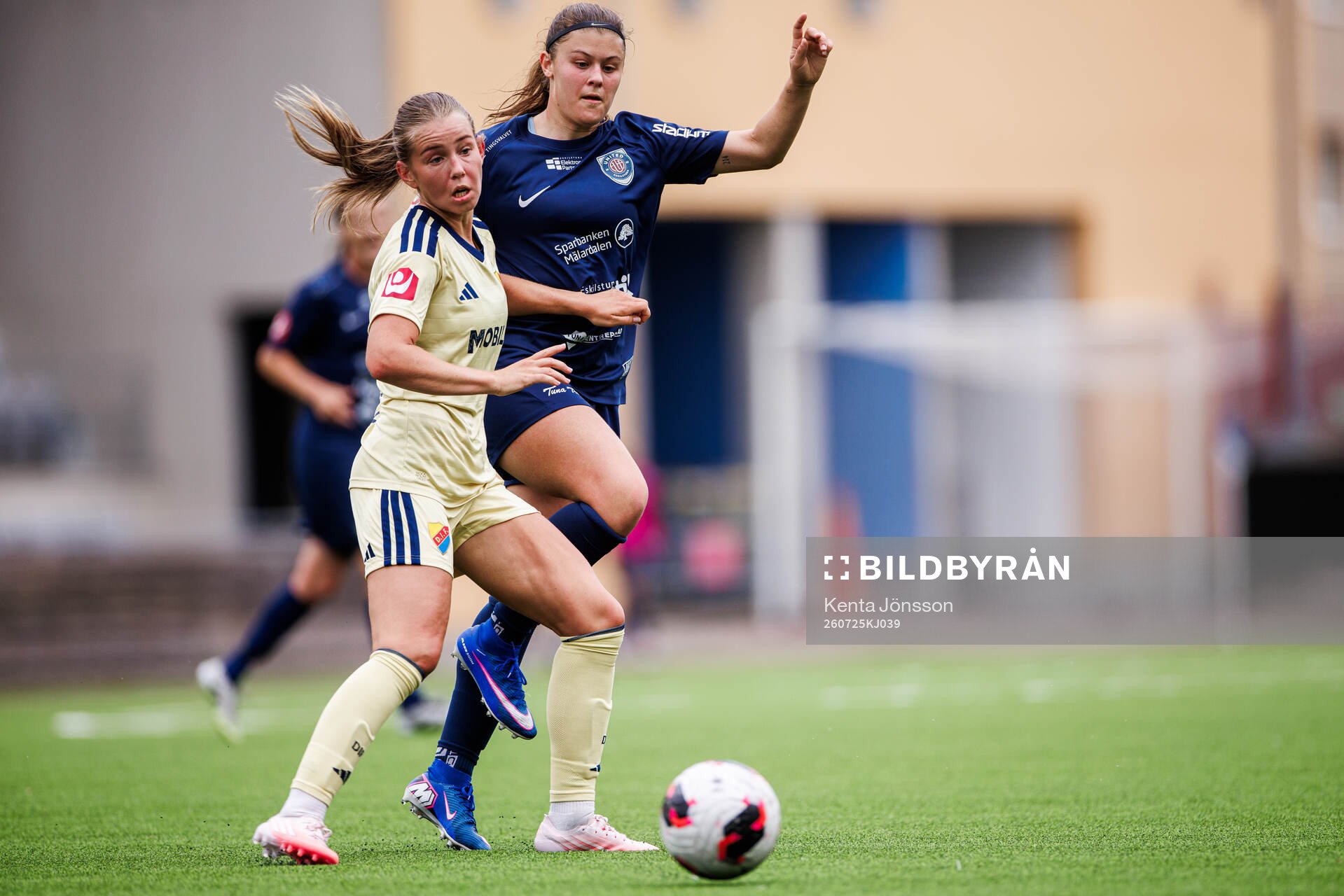 Djurgårdens Elsa Pelgander och Eskilstuna United DFFs