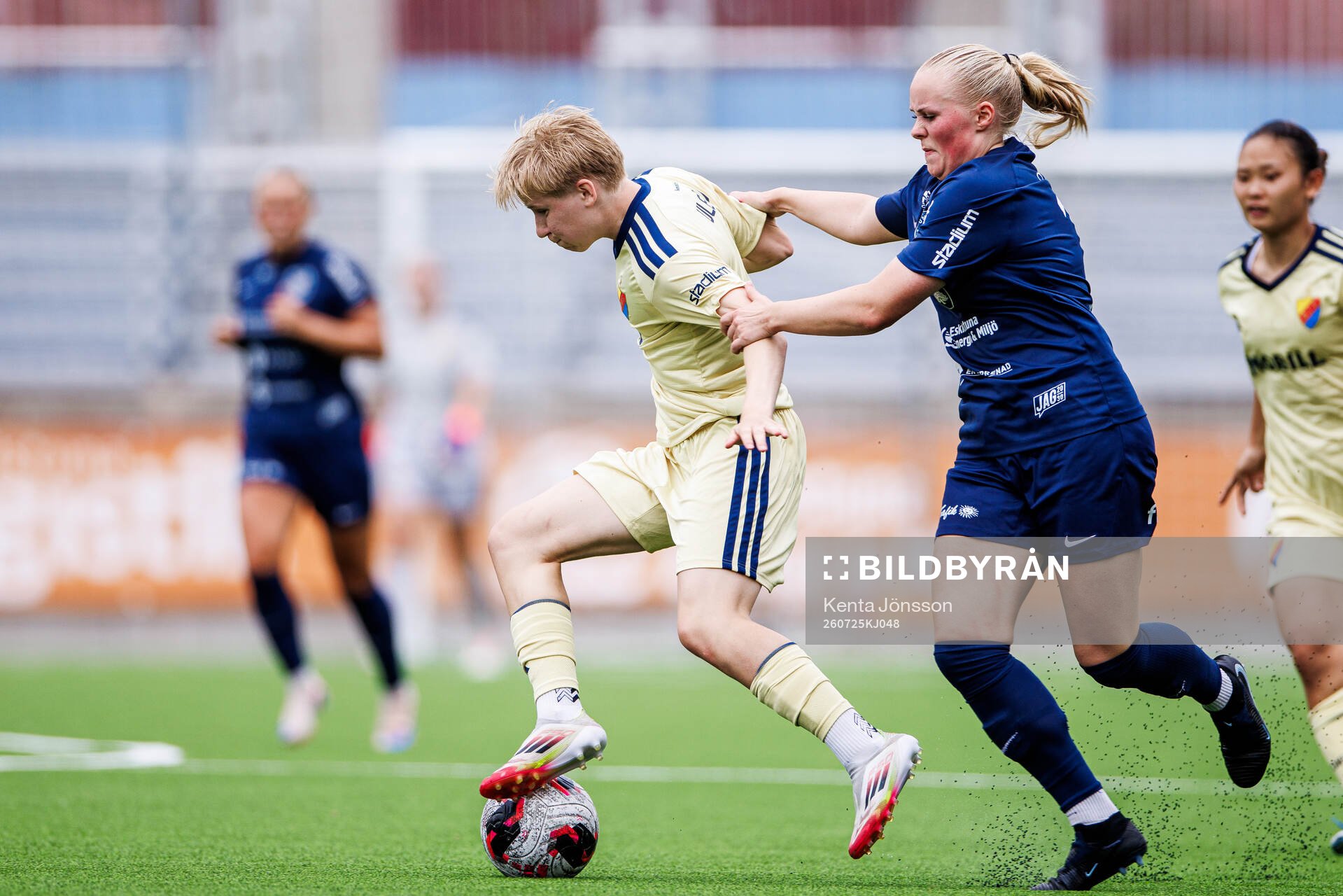 Djurgårdens Olivia Ulenius och Eskilstuna United DFFs