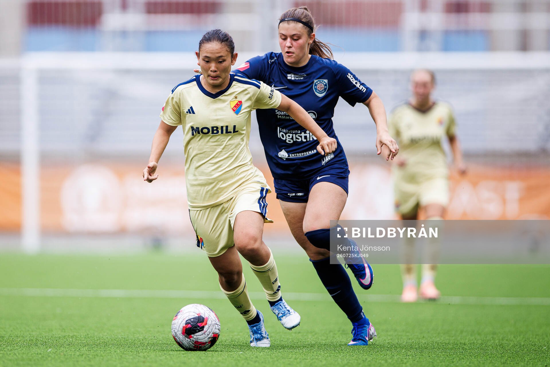 Djurgårdens Urara Watanabe och Eskilstuna United DFFs