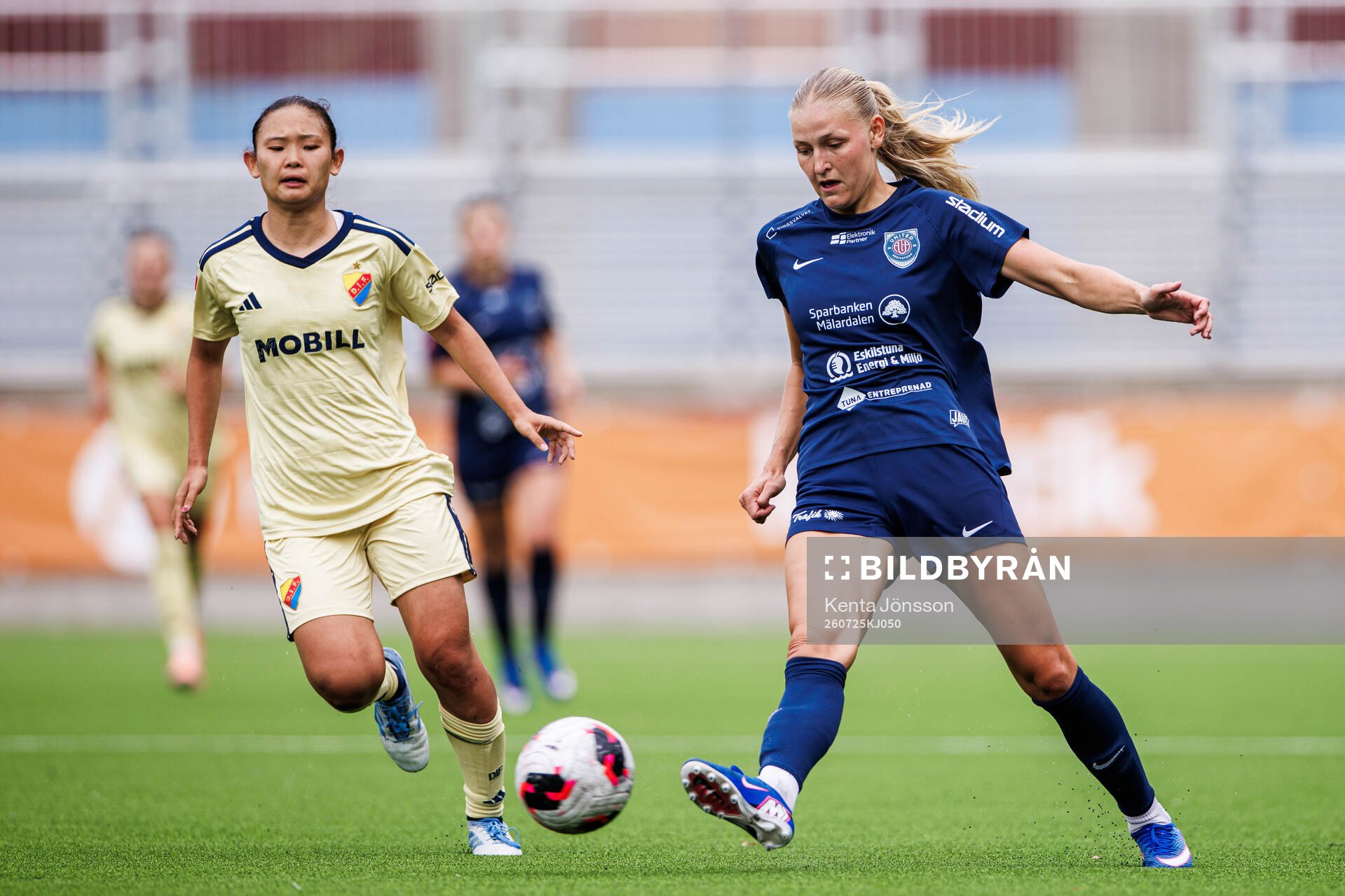 Eskilstuna United DFFs Kajsa Ekström och Djurgårdens