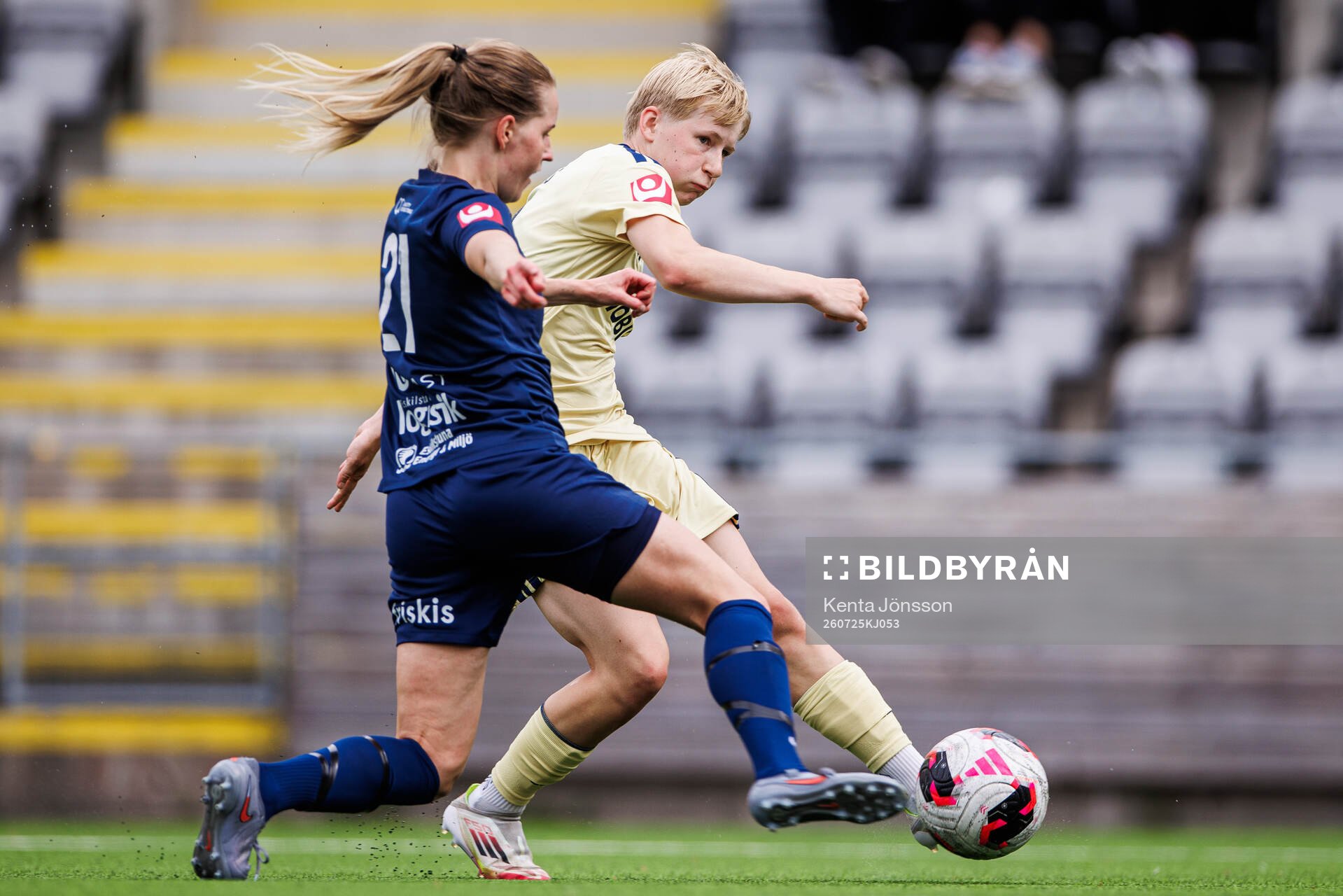 Djurgårdens Olivia Ulenius och Eskilstuna United DFFs