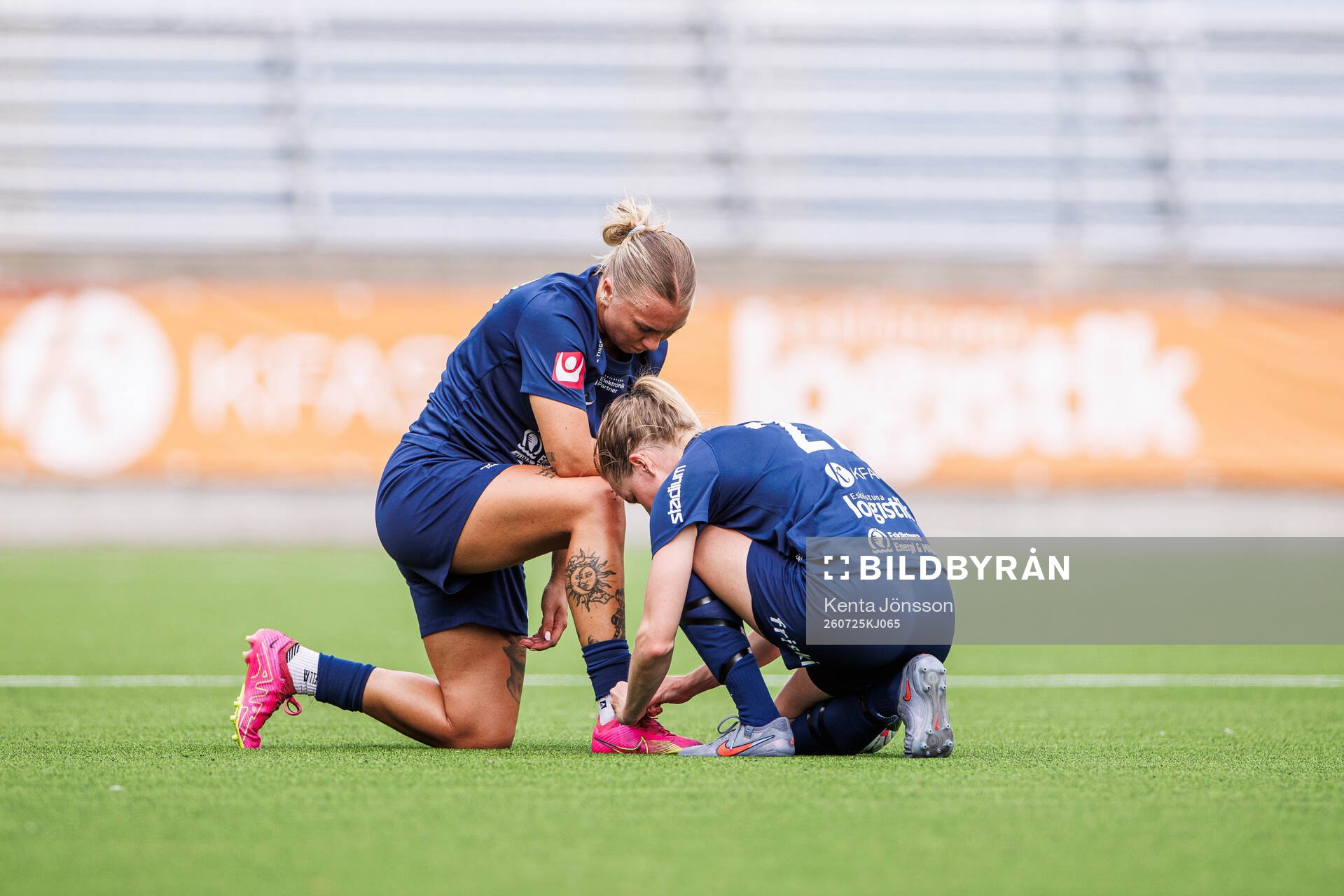 Eskilstuna United DFFs Linnea Prambrant får hjälp av
