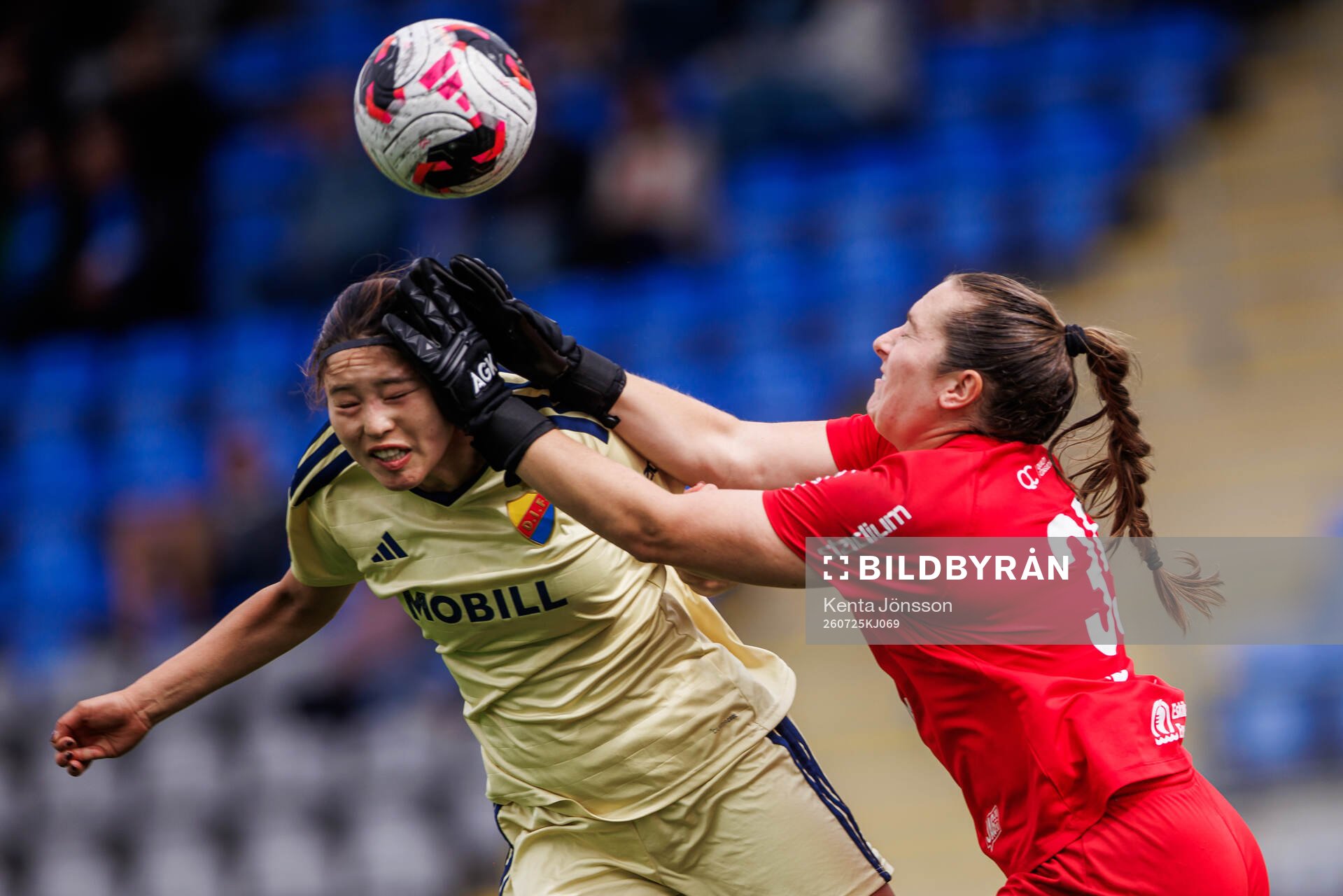 Djurgårdens Maho Hirosawa och Eskilstuna United DFFs