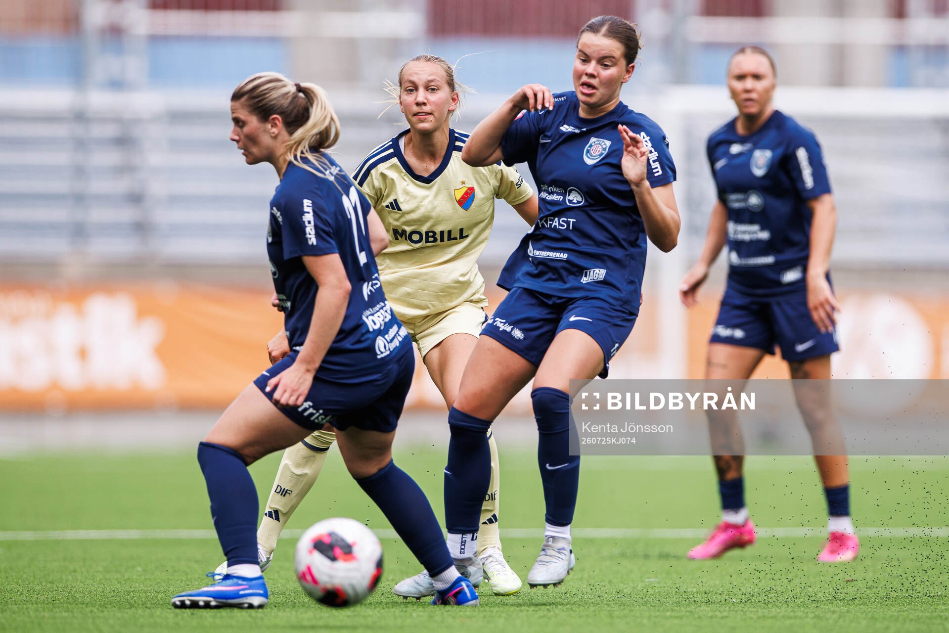 Djurgårdens Sara Eriksson och Eskilstuna United DFFs