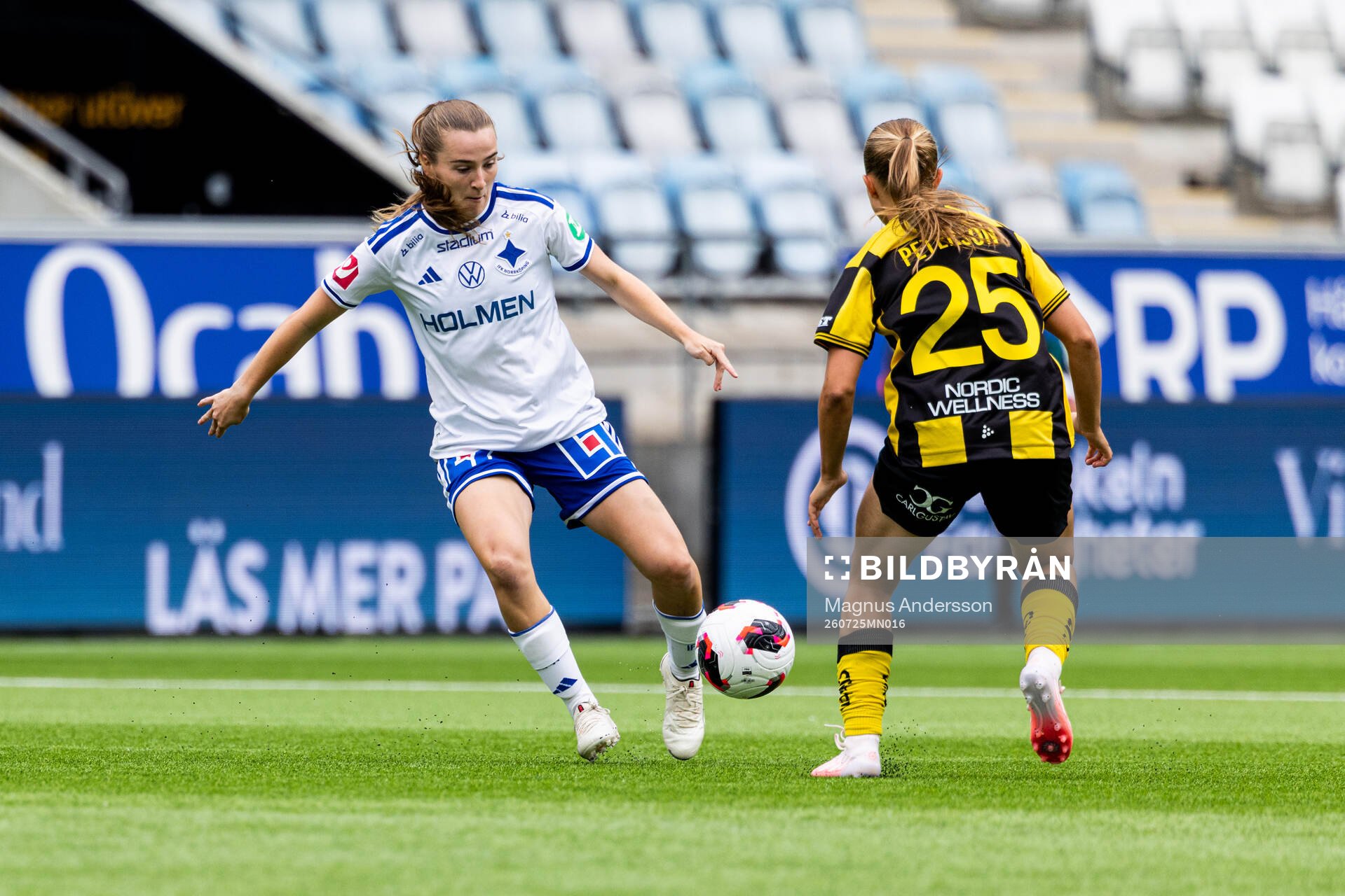 IFK Norrköpings Carrie Jones och Hammarbys Fanny Peterson