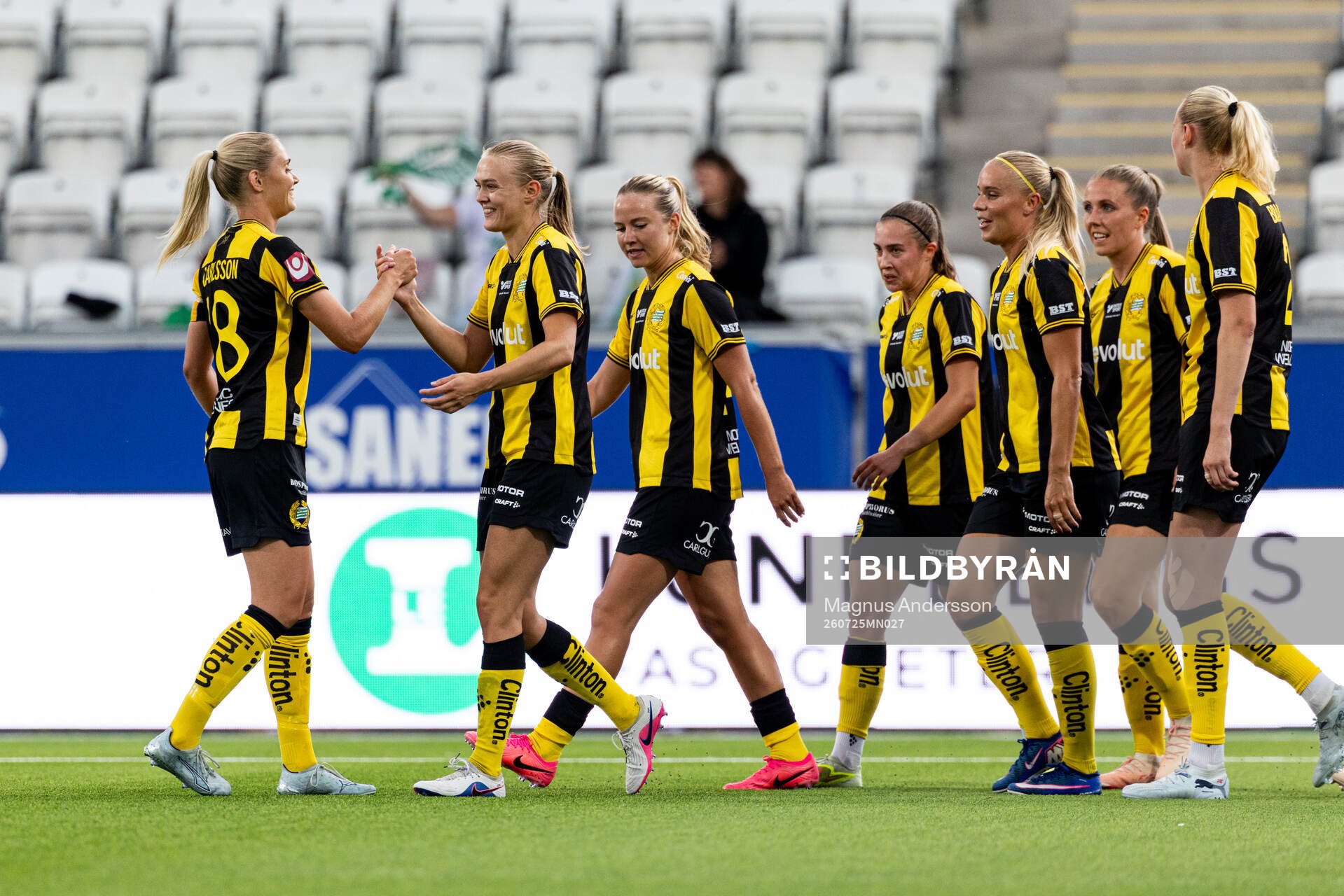 Hammarbys Elin Sørum jublar med lagkamrater