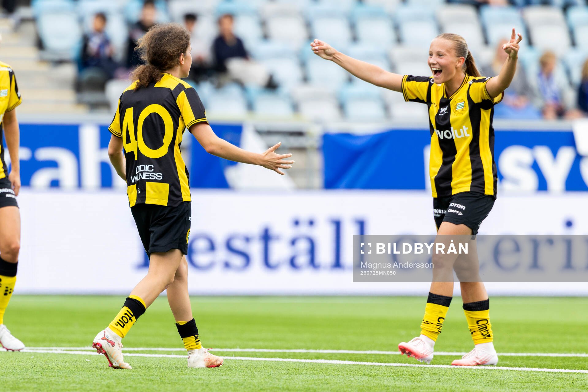 Hammarbys Inés Lorenius jublar med Fanny Peterson