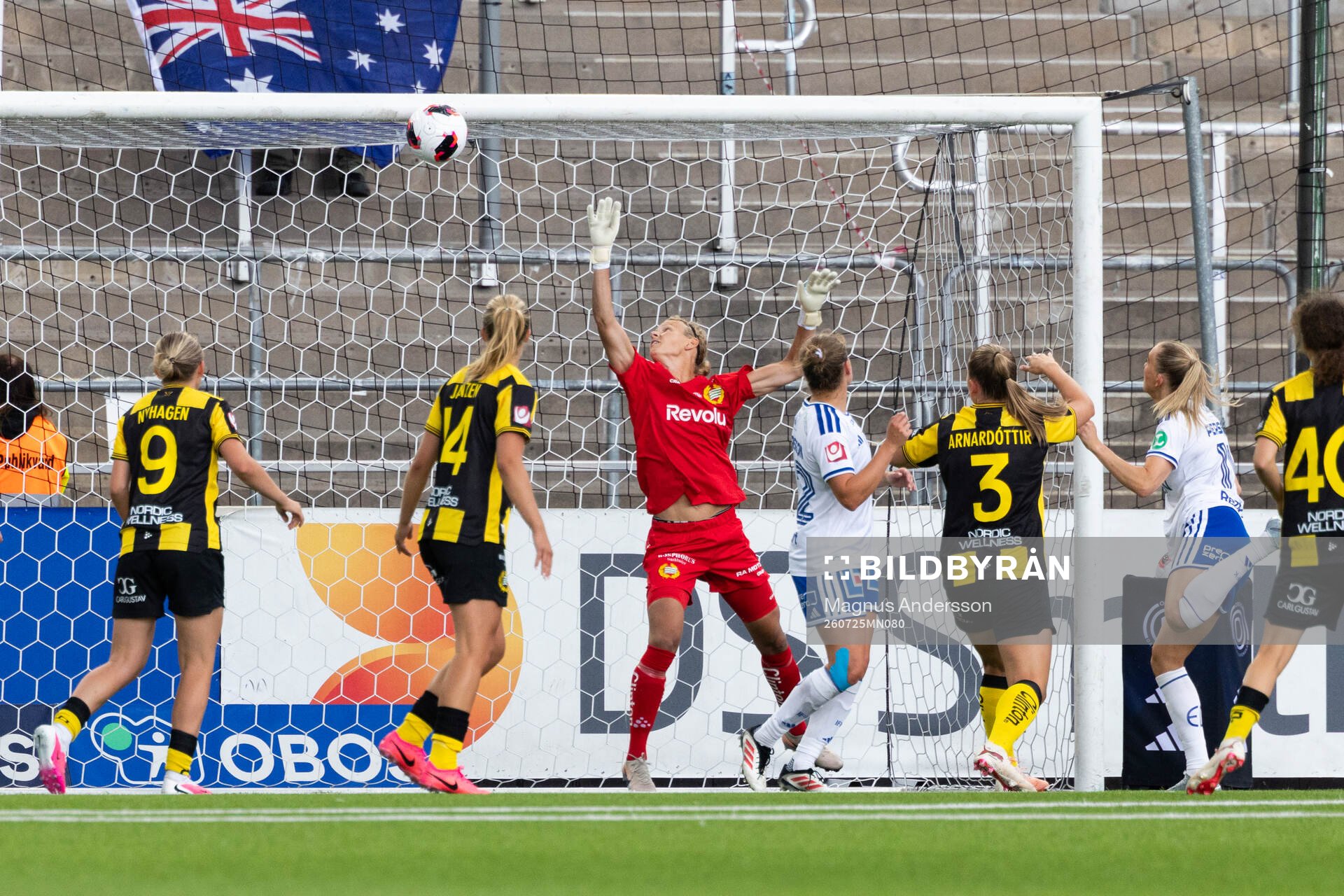 Hammarbys målvakt Cajsa Andersson och IFK Norrköpings