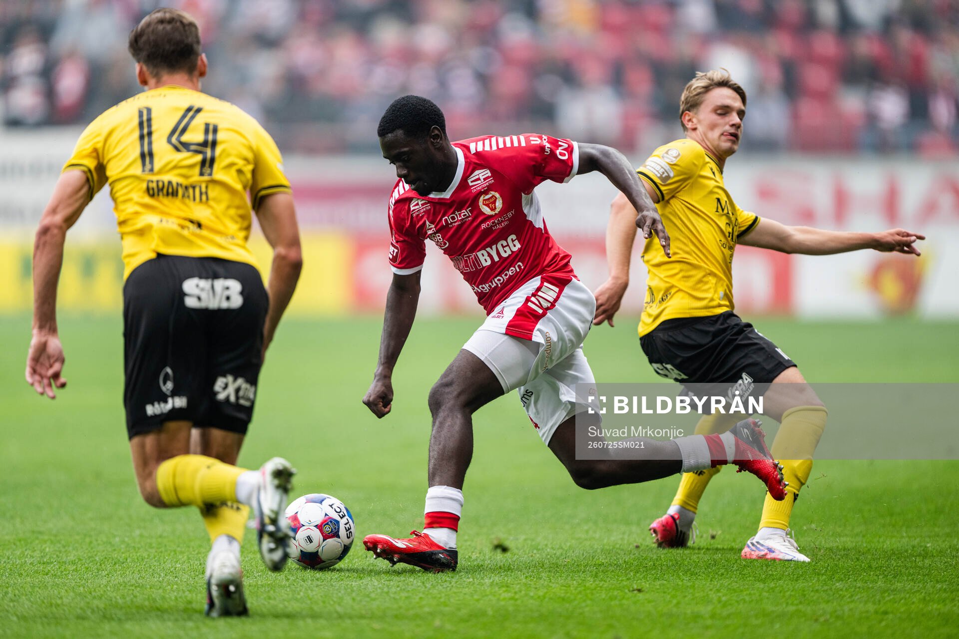 Kalmars Charles Sagoe Jr och Mjällbys Jeppe Kjaer