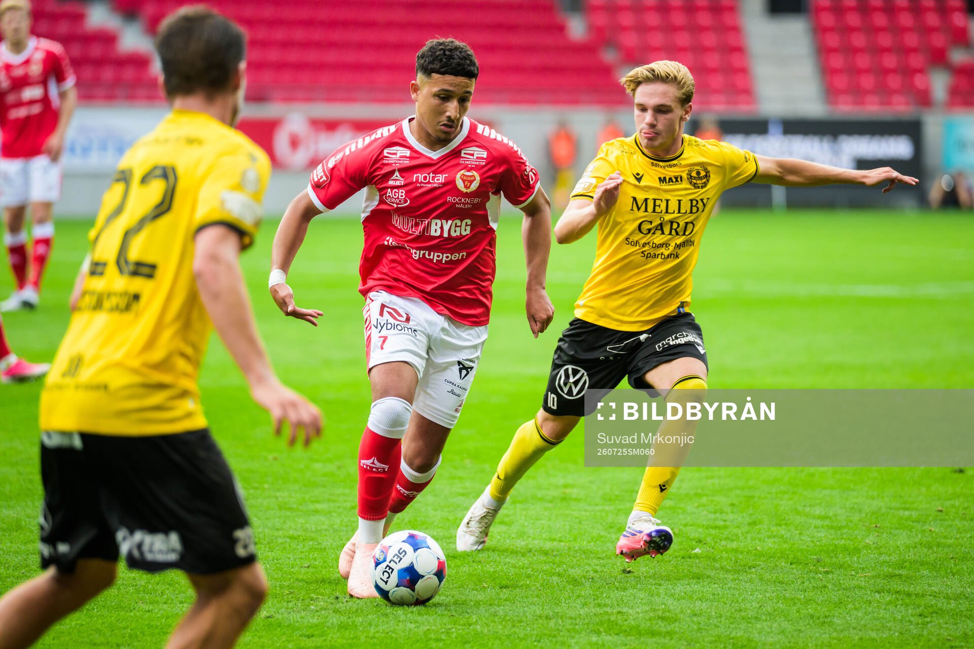Kalmars Nassef Chourak och Mjällbys Jeppe Kjaer