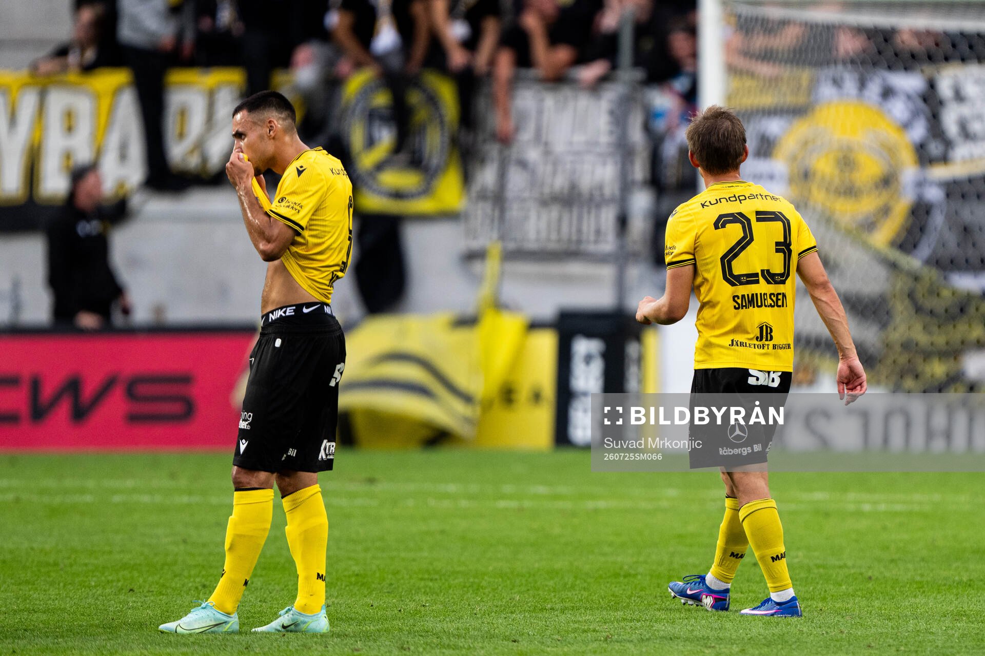 Mjällbys Ali Youssef och Aki Samuelsen deppar