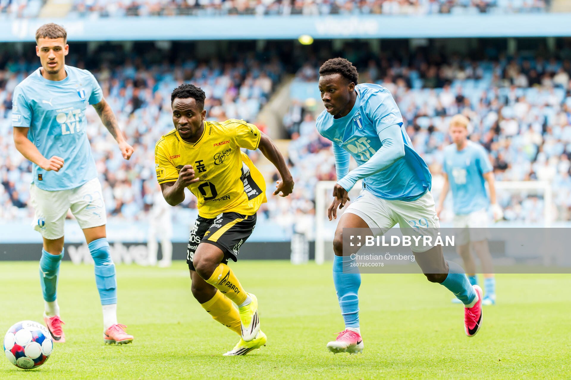 Elfsborgs Momoh Ibrahim Kamara och Malmö FFs Isaac Assibu