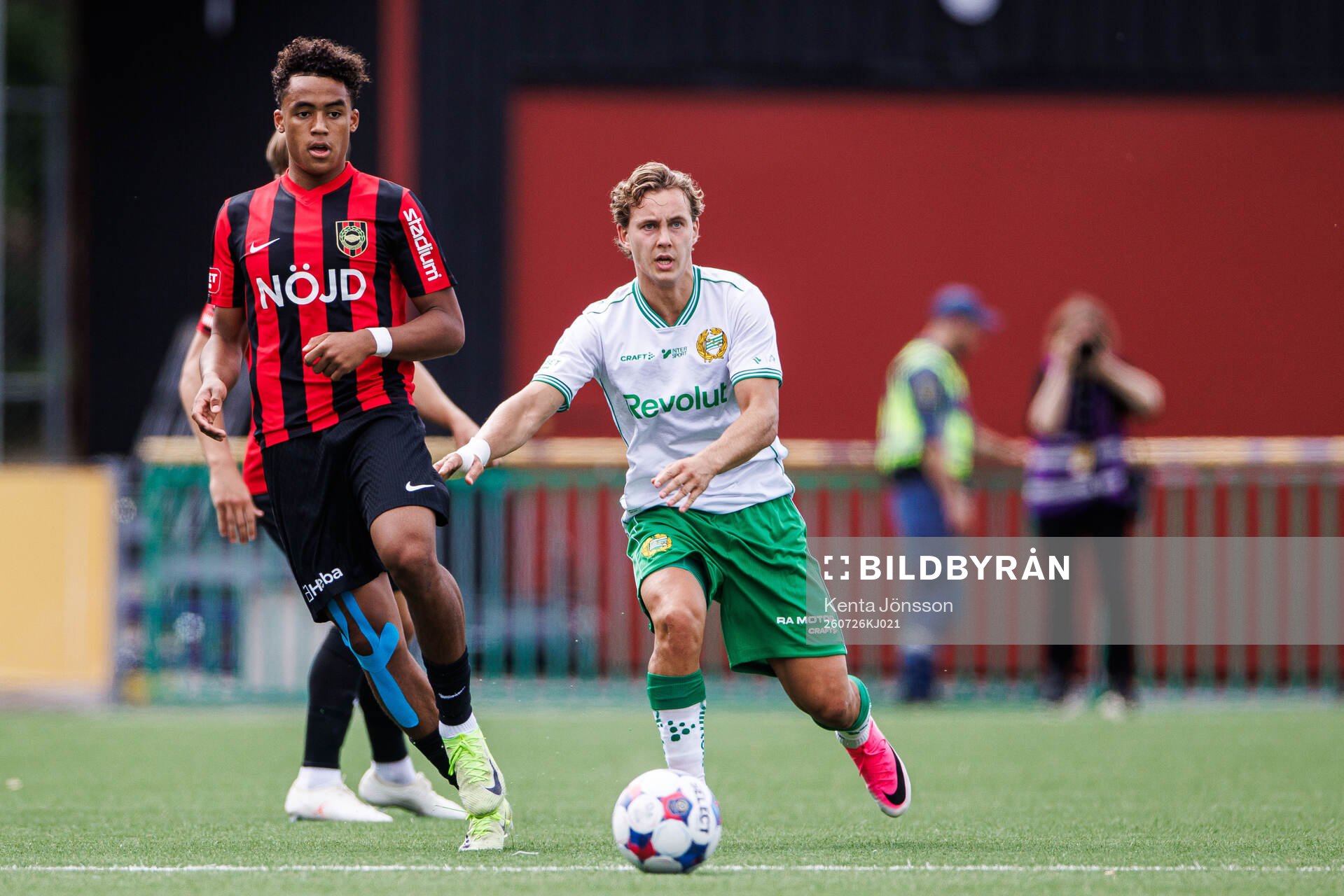 Brommapojkarnas Sion Oppong och Hammarbys Hampus Skoglund