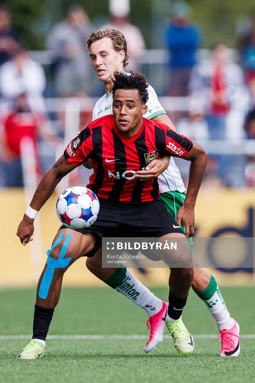 Hammarbys Hampus Skoglund och Brommapojkarnas Sion Oppong