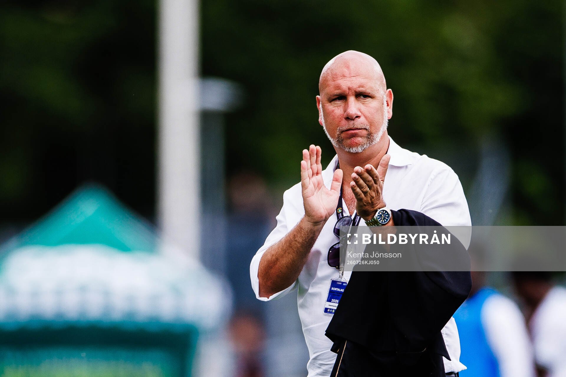 Hammarbys sportchef Mikael Hjelmberg applåderar publiken