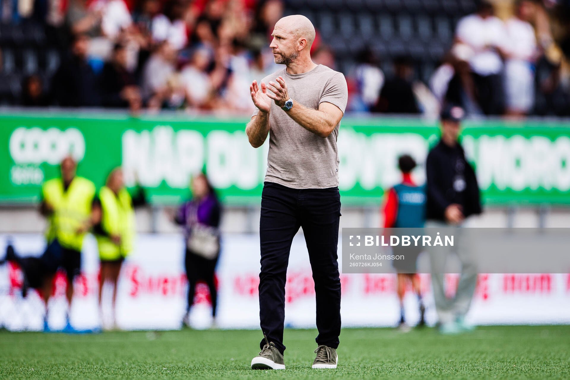 Hammarbys tränare Henrik Rydström applåderar publiken