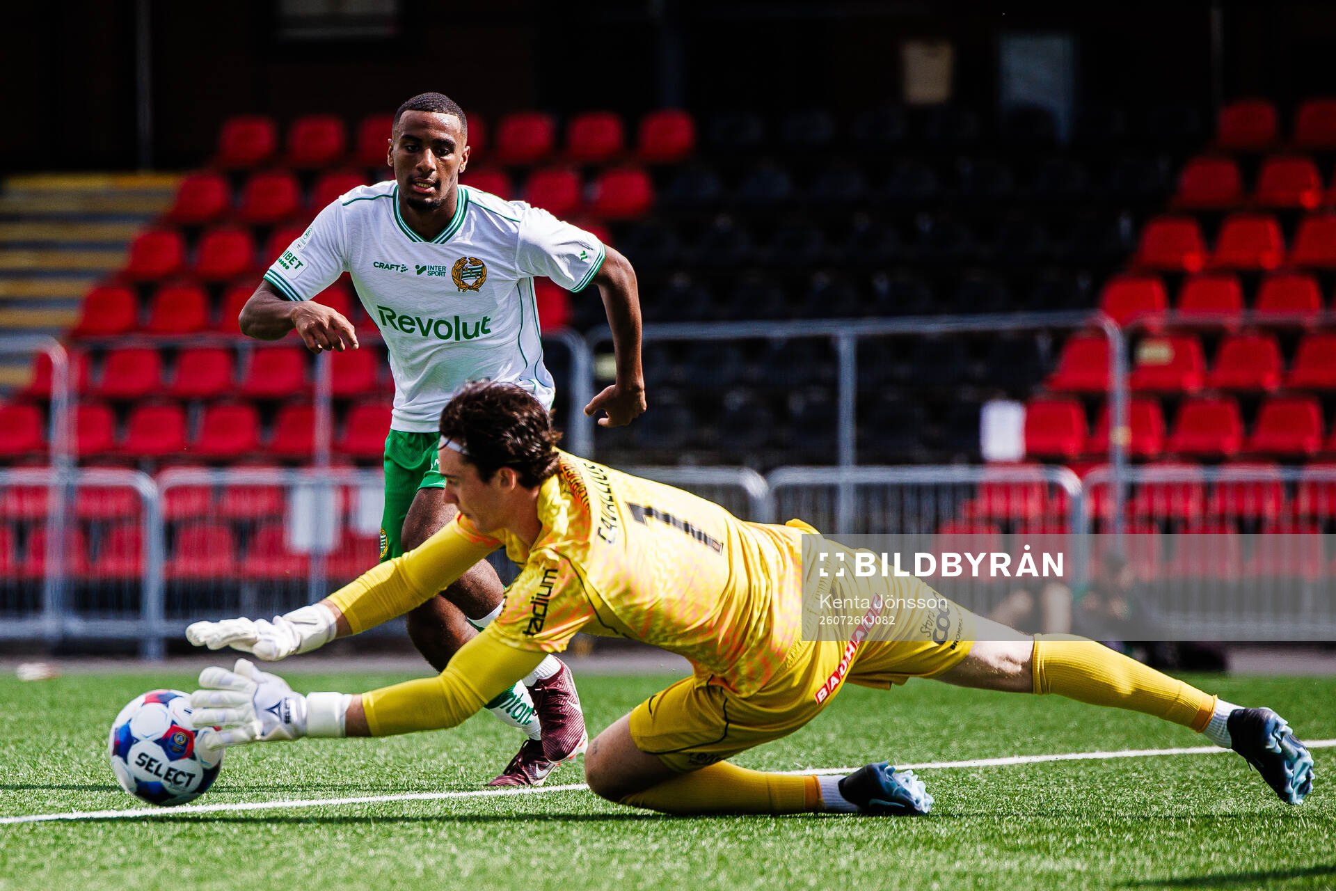 Hammarbys Paulos Abraham och Brommapojkarnas målvakt Leo