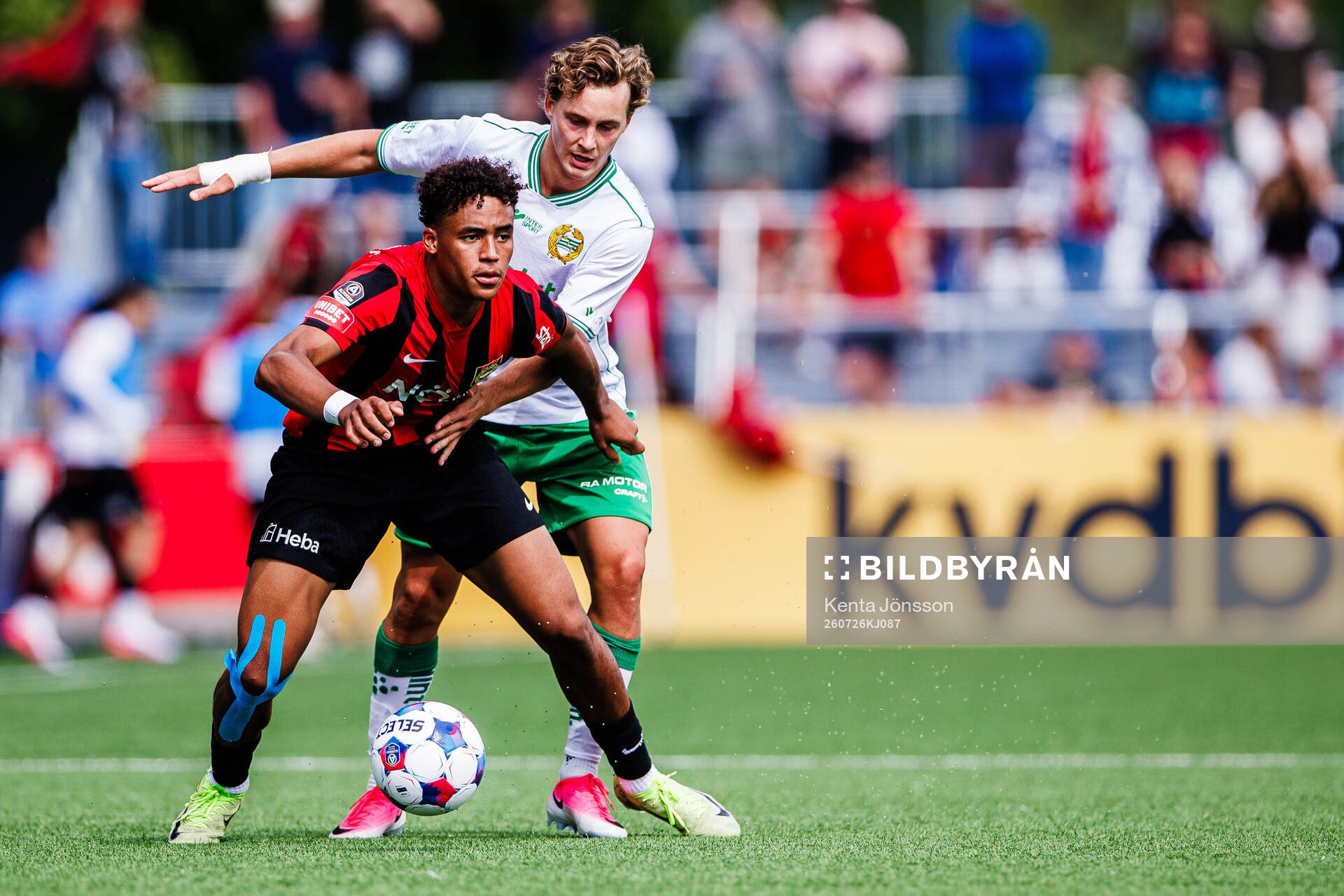 Brommapojkarnas Sion Oppong och Hammarbys Hampus Skoglund