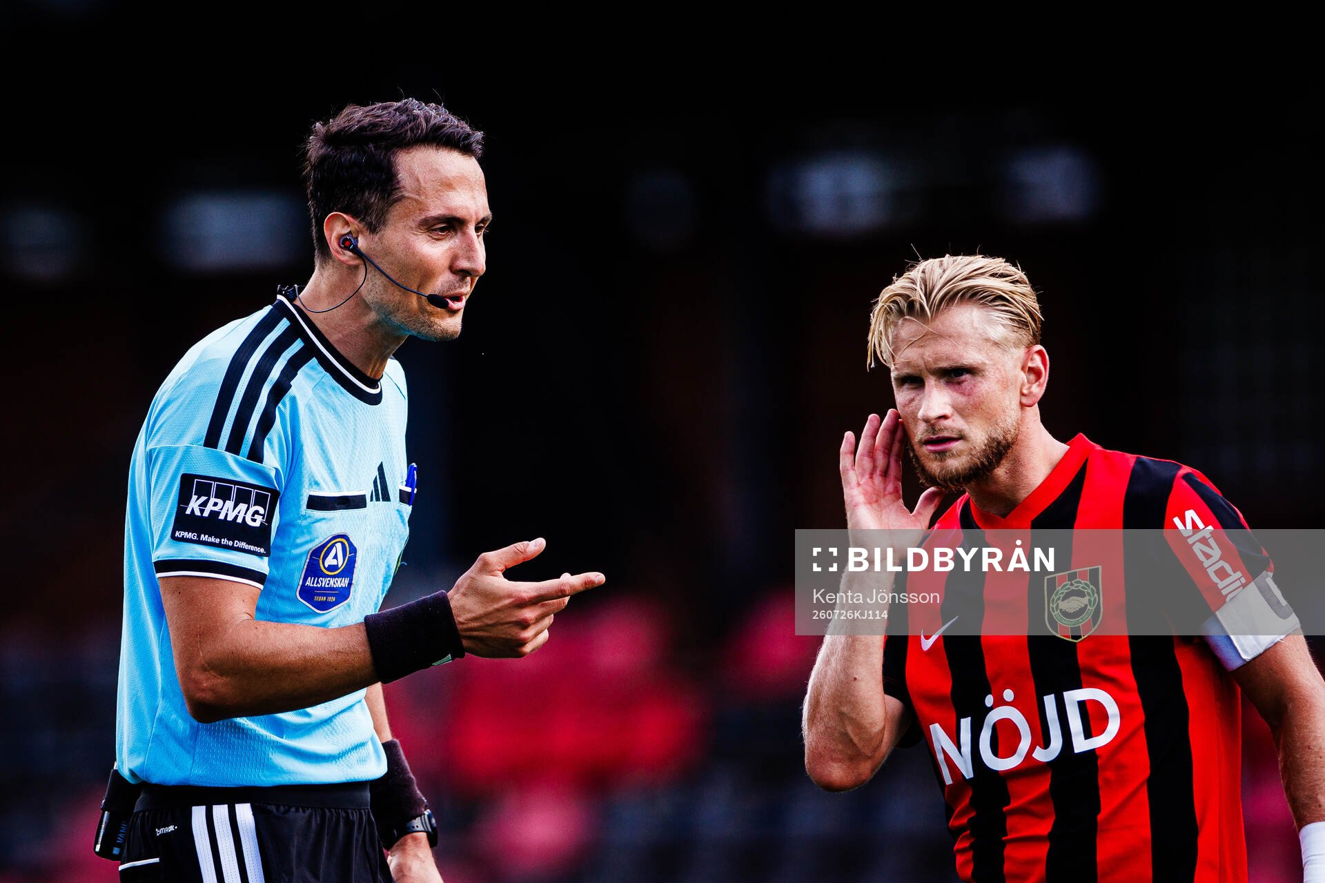 Domare Adi Aganovic och Brommapojkarnas Simon Strand