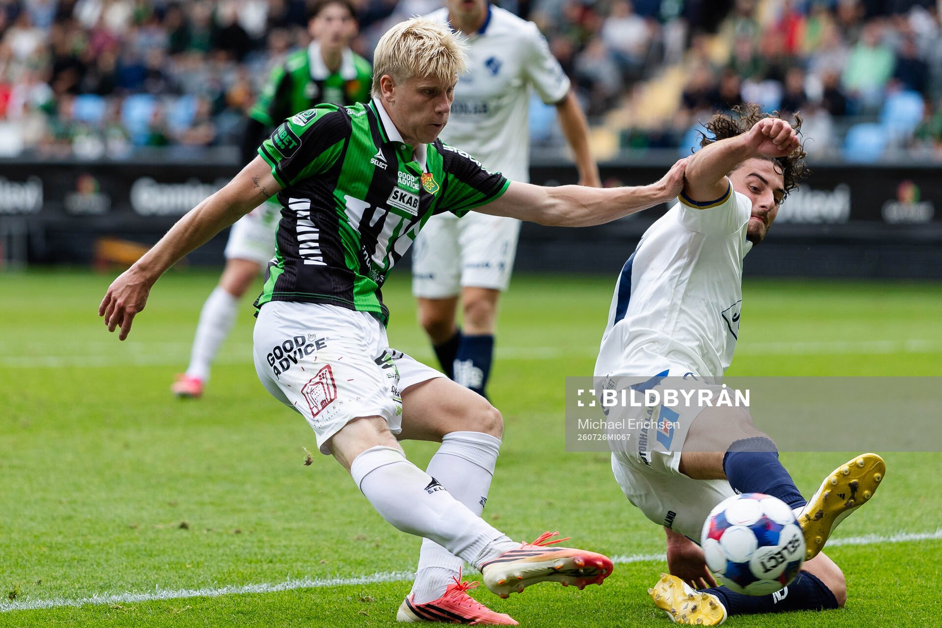 GAIS Robert Frosti Thorkelsson skjuter ett skott som