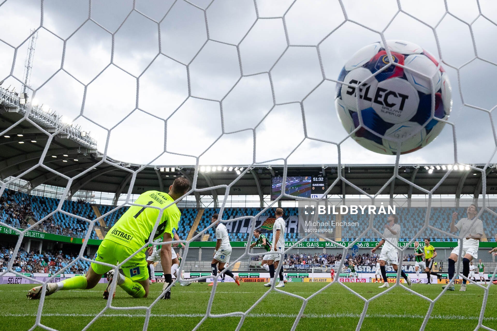 GAIS Henry Sletsjøe skjuter 1-0 i mål bakom Halmstads