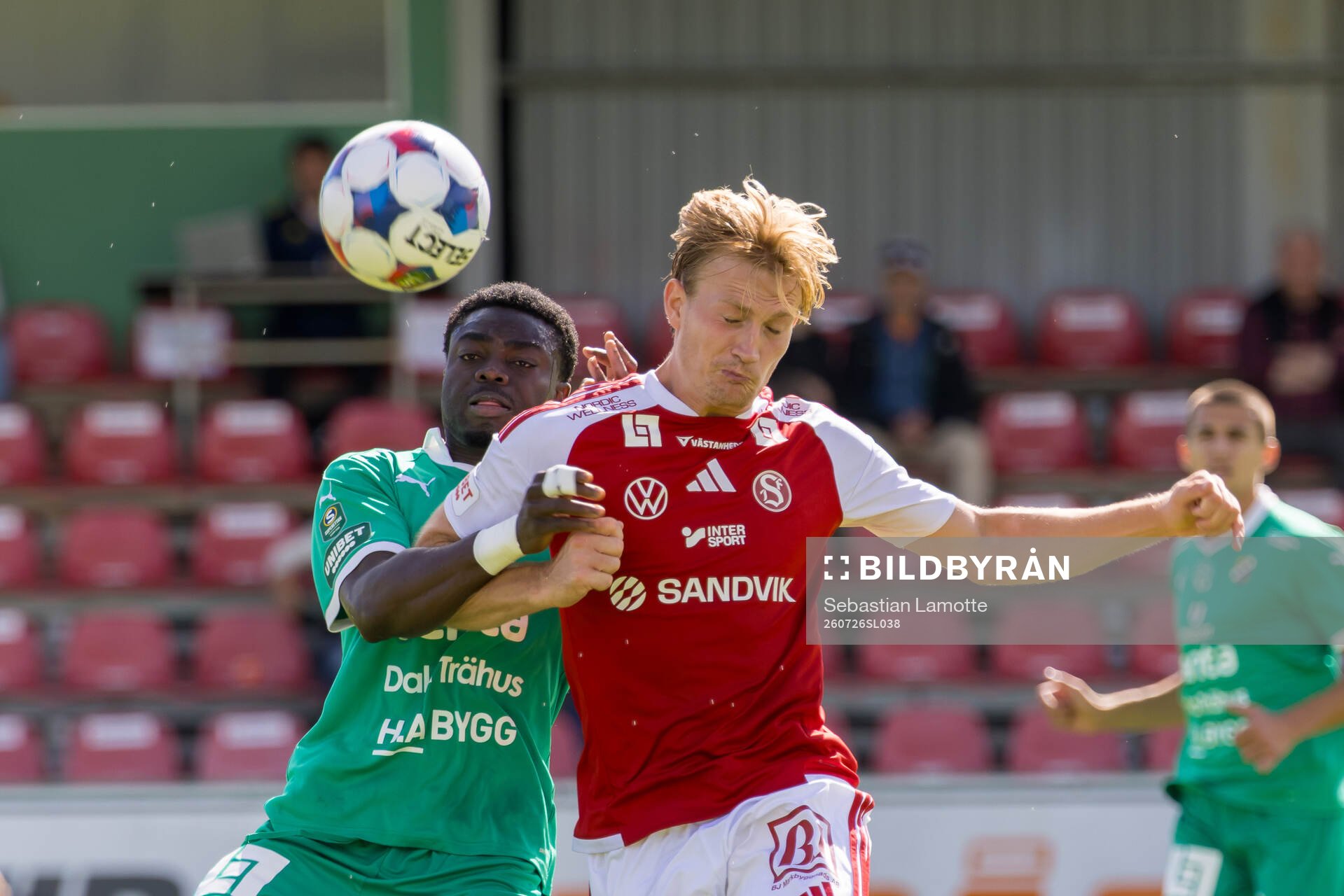 Ljungskiles Gideon Mensah och Sandvikens Christian Wagner