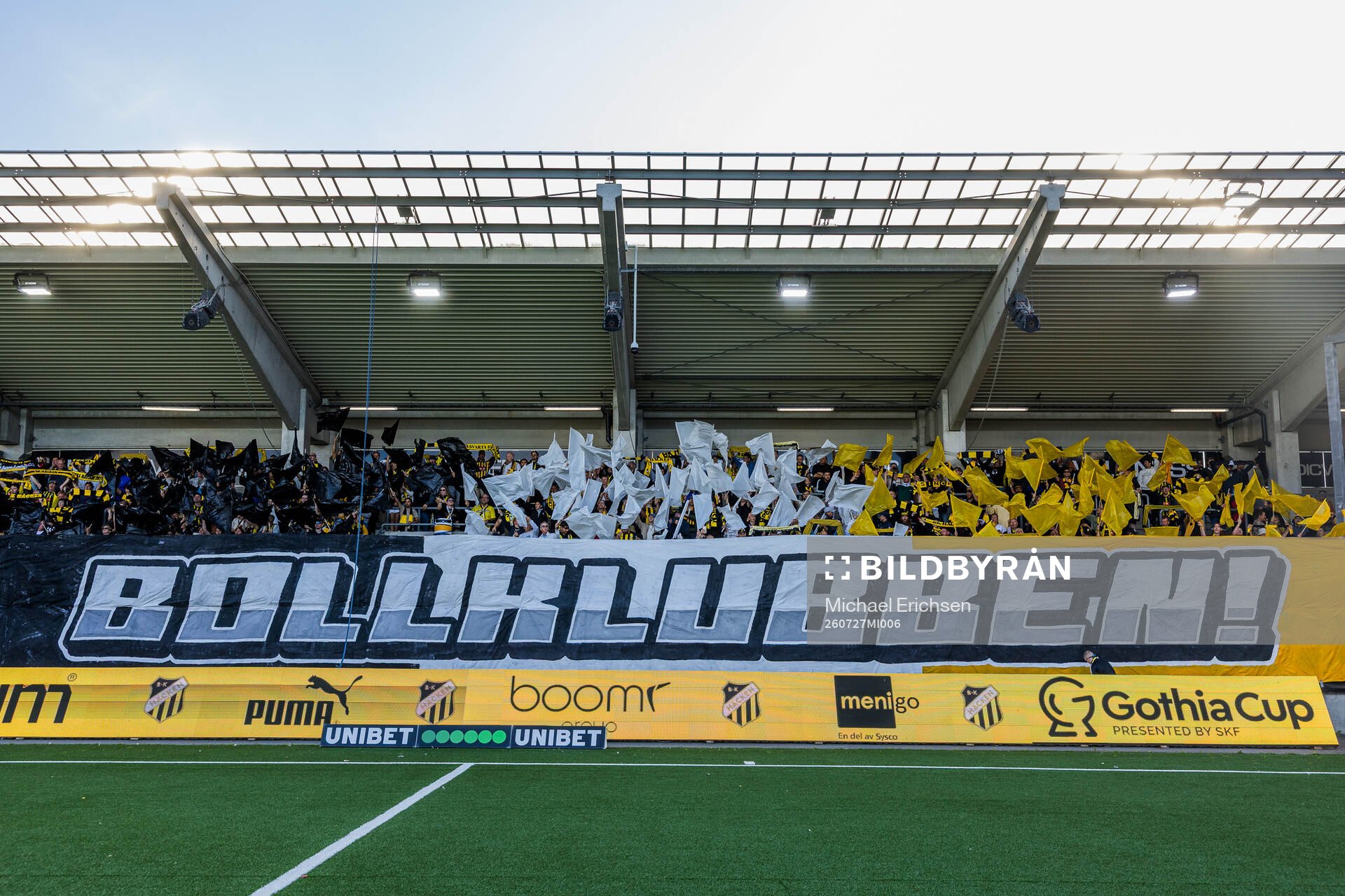 Häckens supportrar med tifo