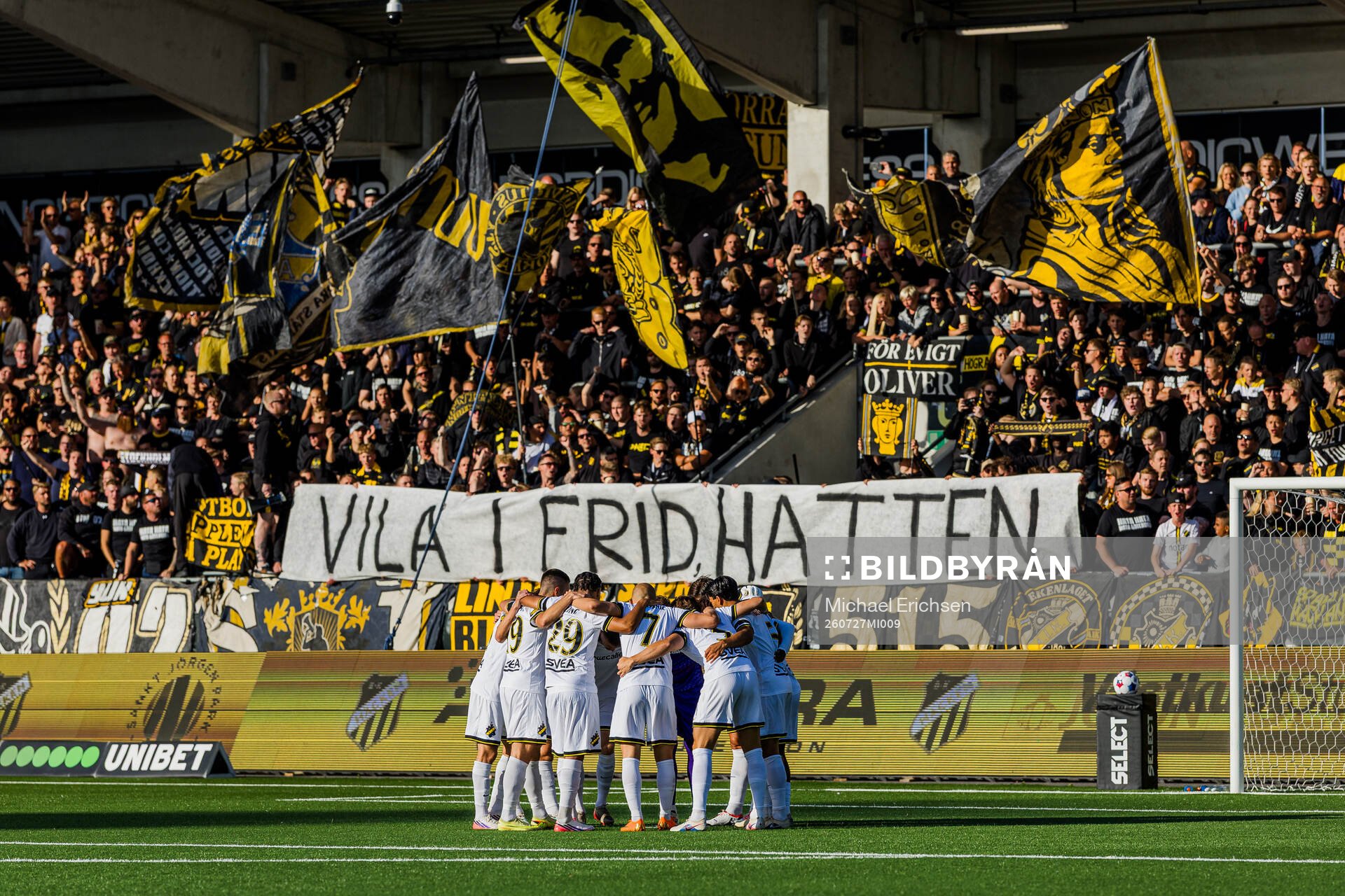 AIKs spelare framför supportrarna