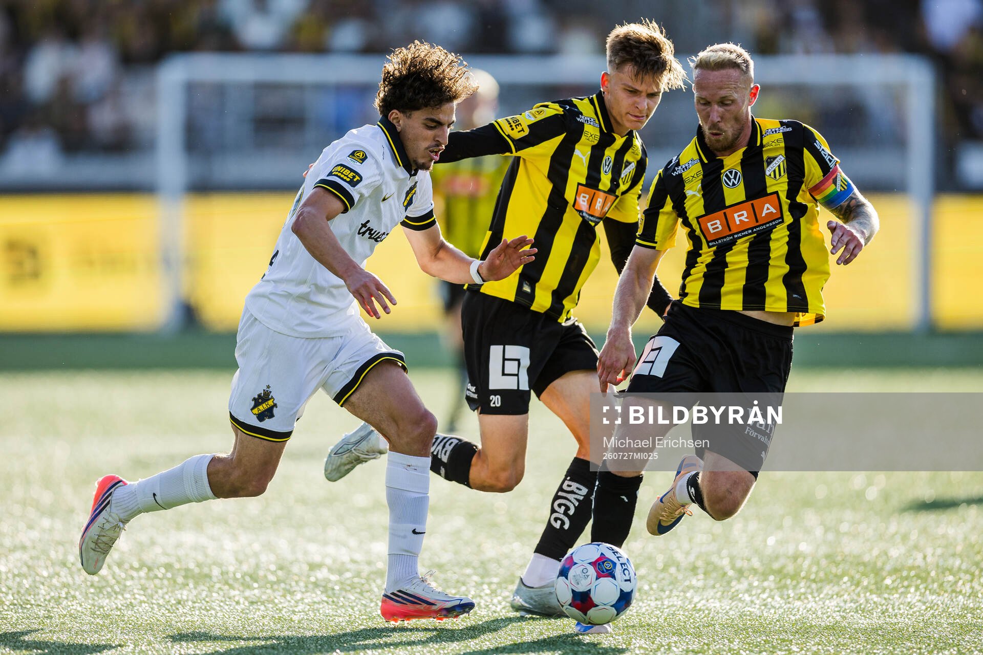 AIKs Taha Ayari, Häckens Adrian Svanbäck och Mikkel