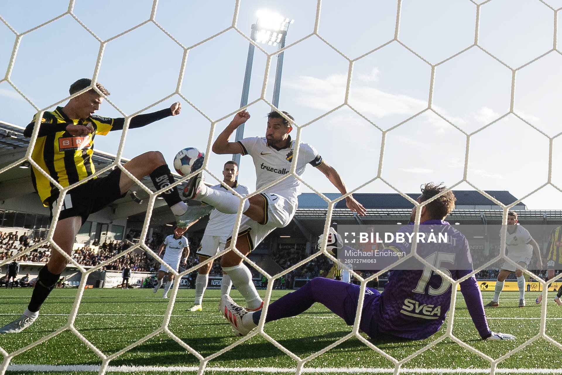 Häckens Adrian Svanbäck mot AIKs Sotirios