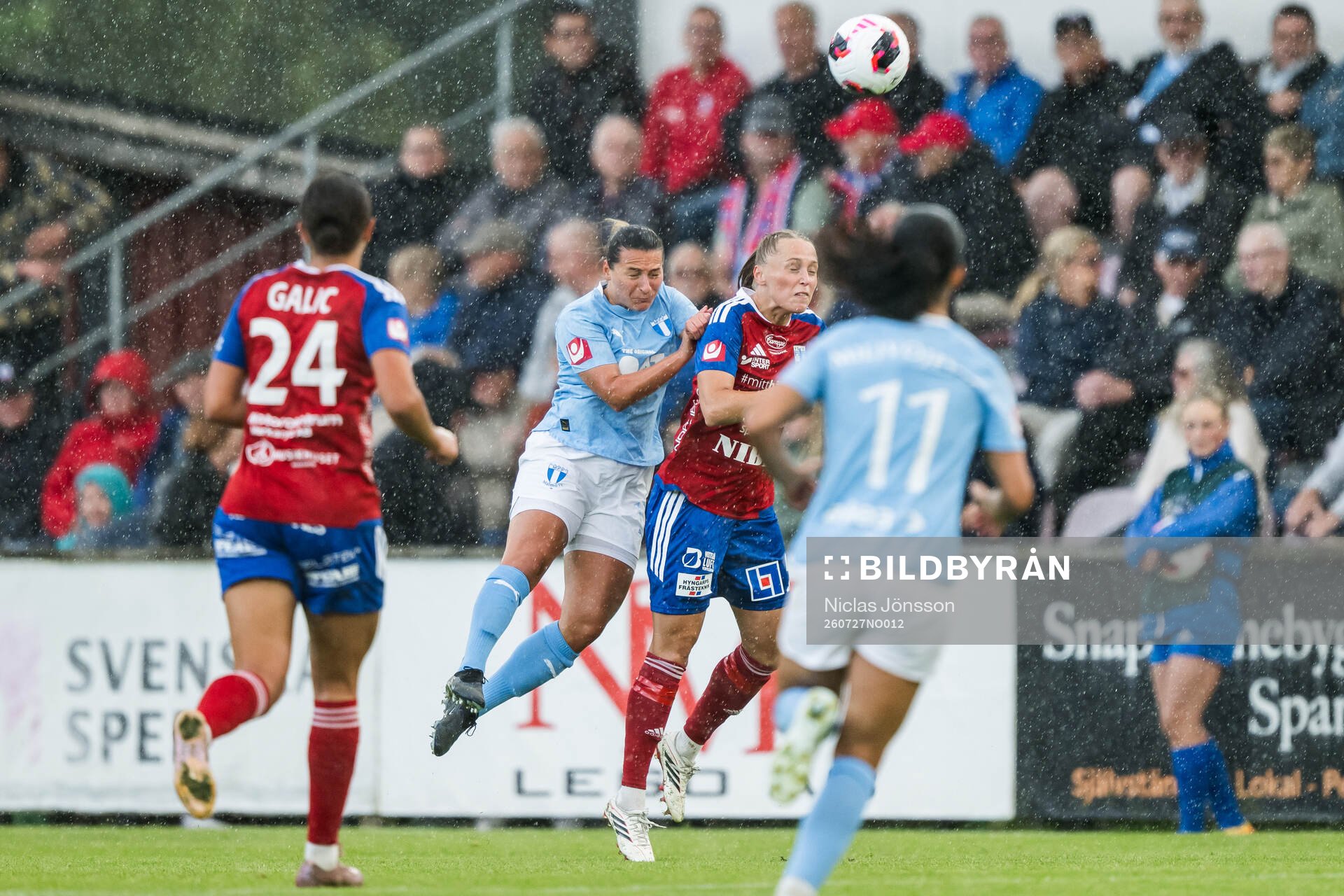 Malmö FFs Agnes Mårtensson och Vittsjös Olivia Wänglund