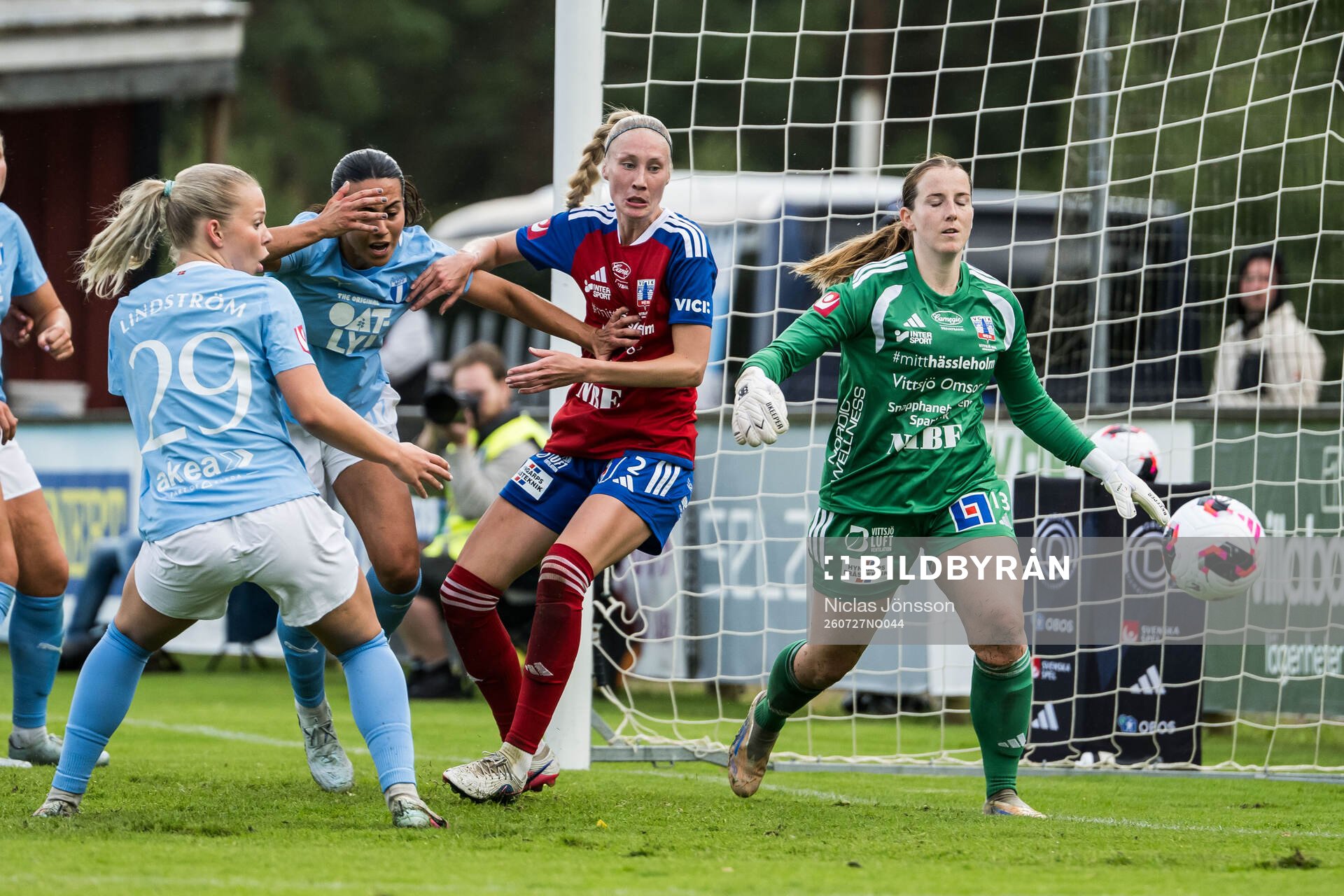Malmö FFs Vesna Milivojevic och Vittsjös Sanni Ojanen och