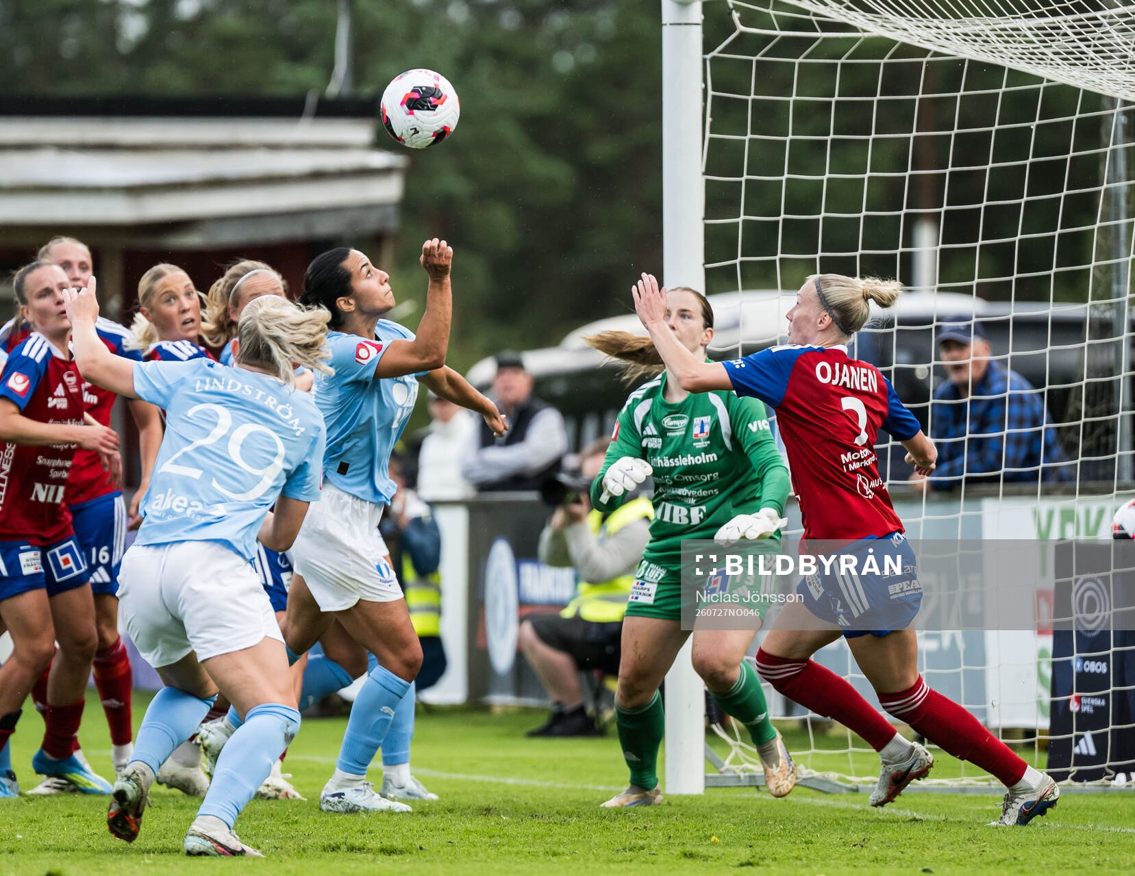 Malmö FFs Vesna Milivojevic och Vittsjös målvakt Elin