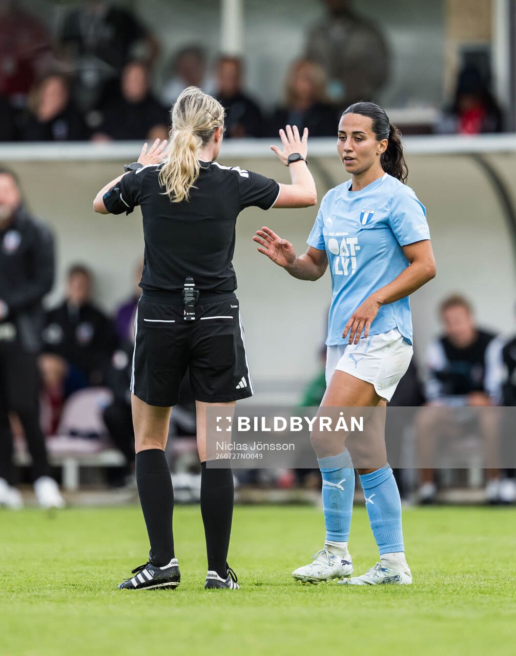 Domare Eva Svärdsudd och Malmö FFs Vesna Milivojevic