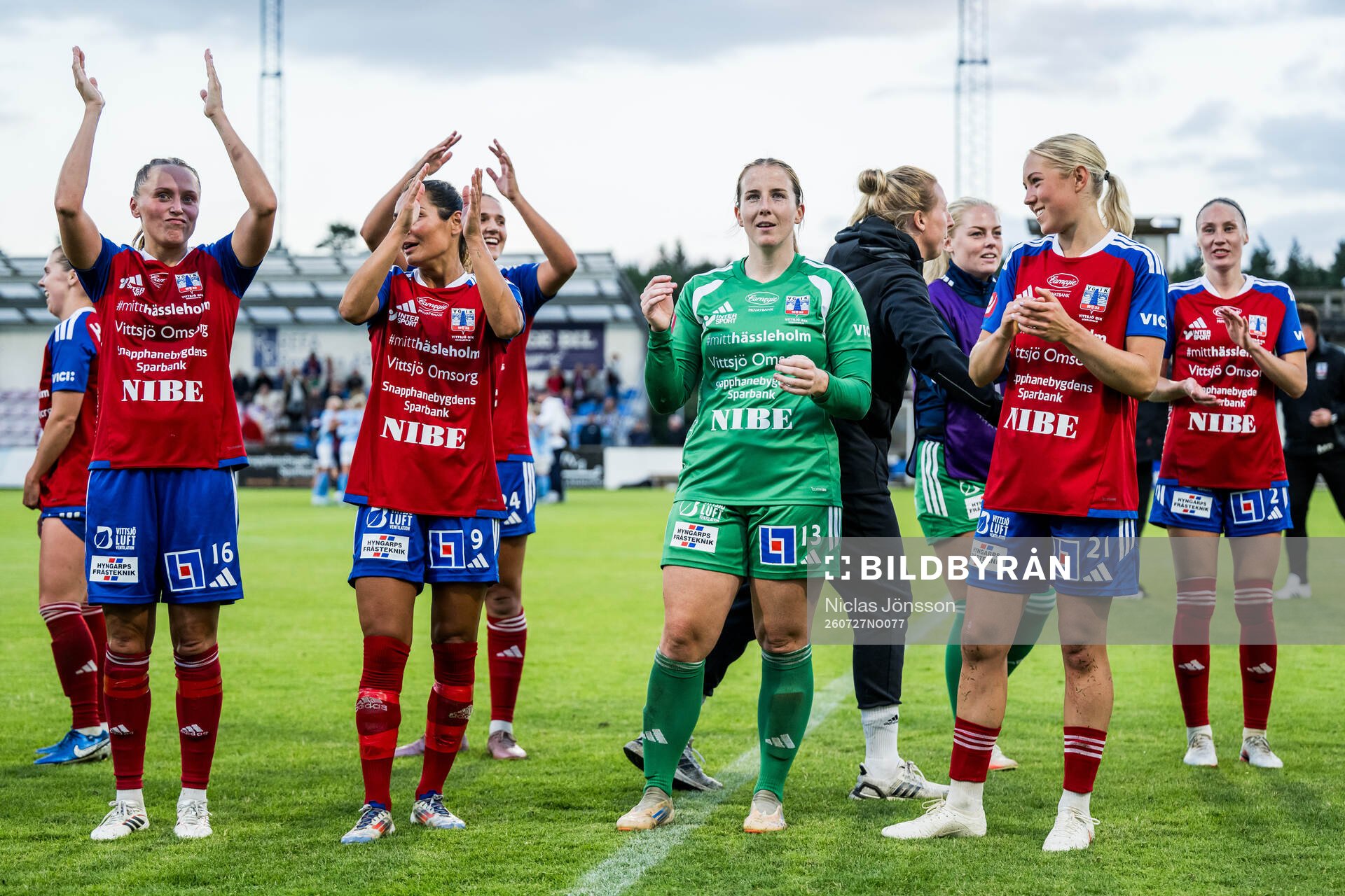 Vittsjös målvakt Elin Vaughan och Milla Larsson jublar