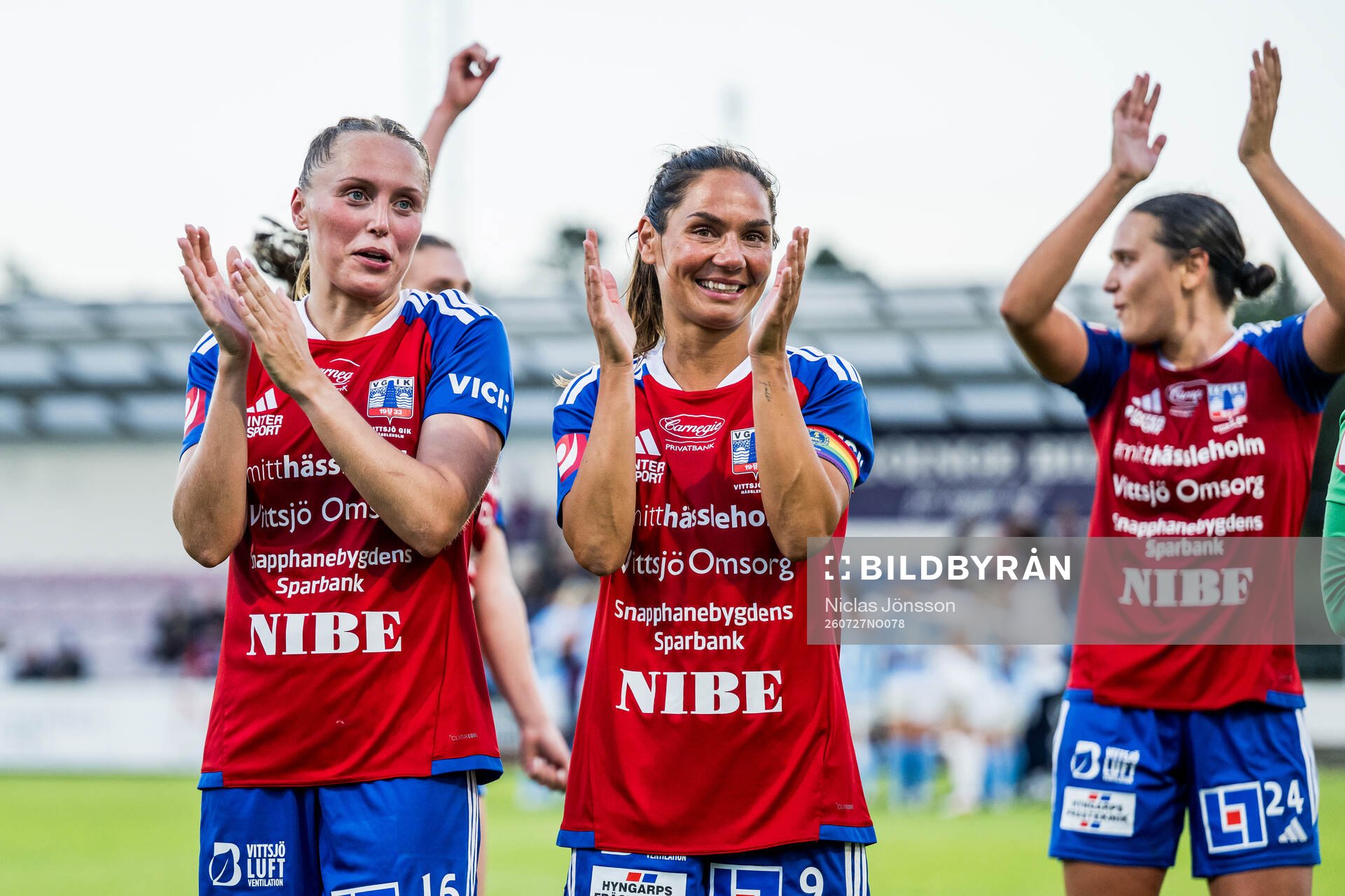 Vittsjös Olivia Wänglund och Lisa Klinga jublar