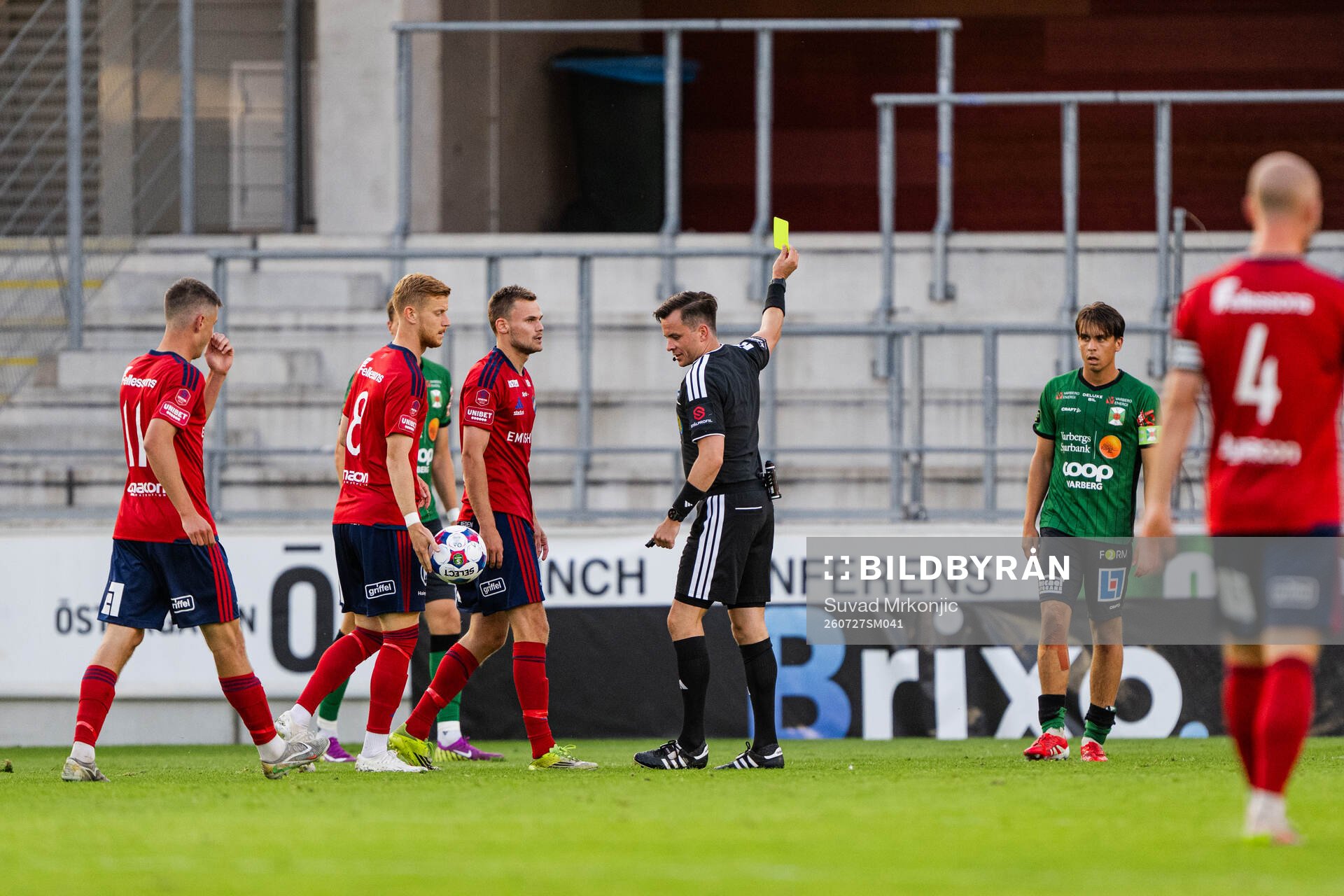 Varbergs Isak Valentin Vidjeskog får gult kort av Domare