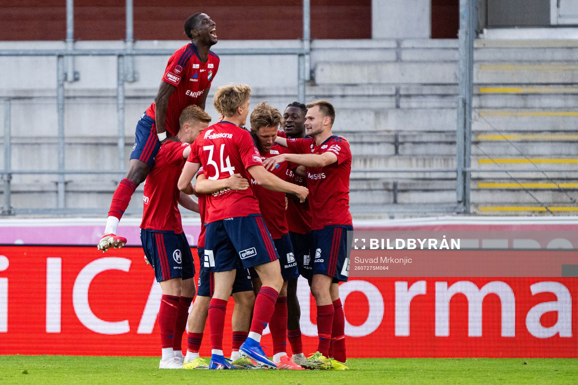 Östers Noah Söderberg jublar med lagkamerater