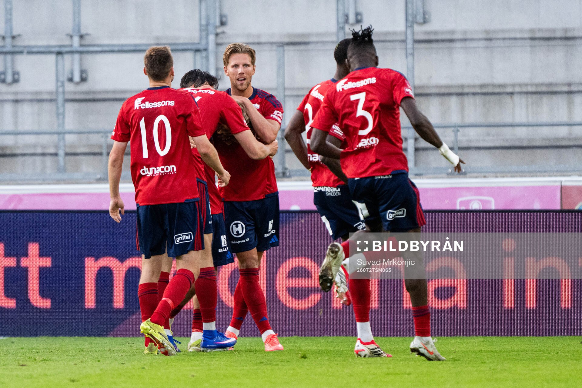 Östers Noah Söderberg jublar med lagkamerater