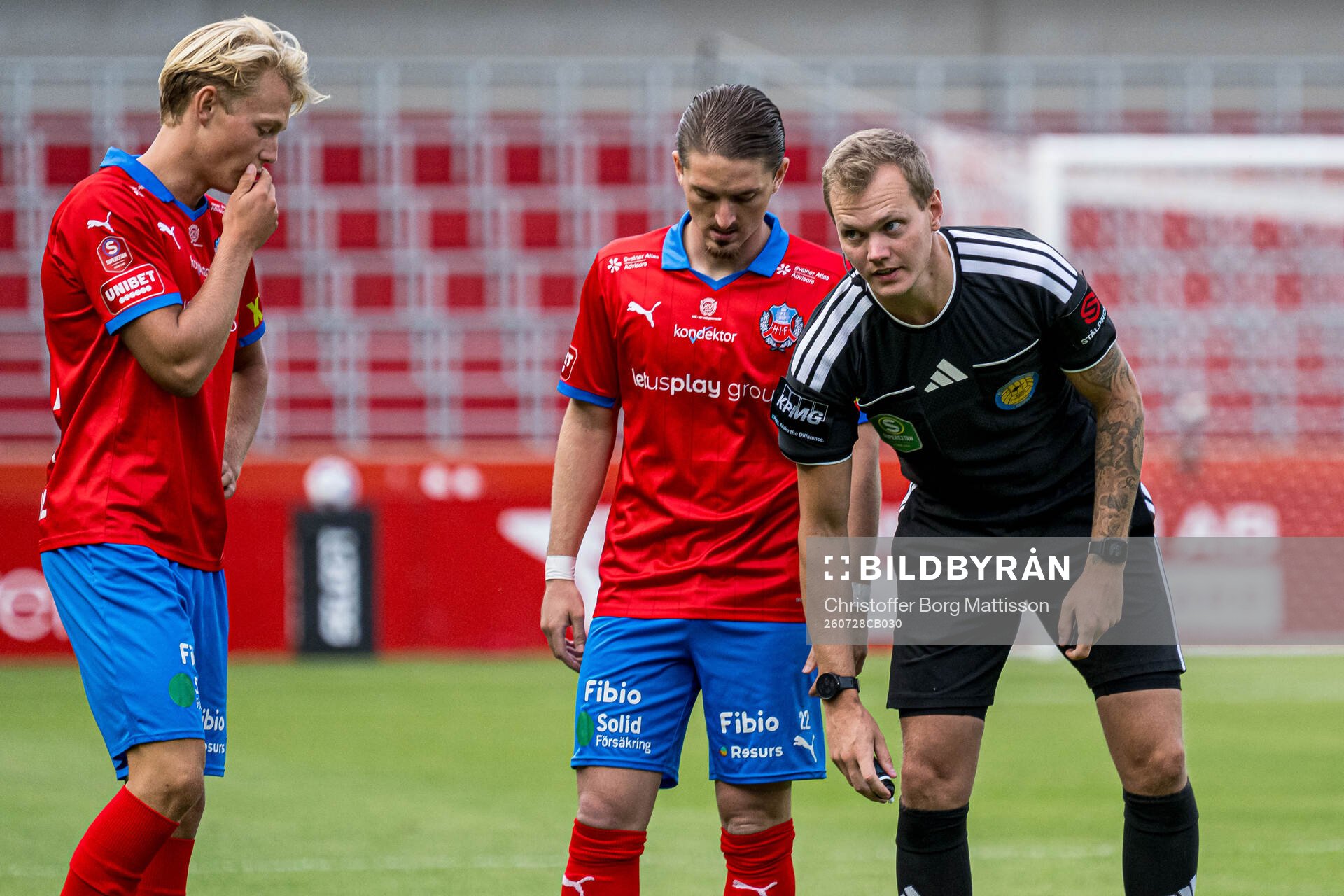 Helsingborgs Alvin Nordin och Timothe Rupil och Domare