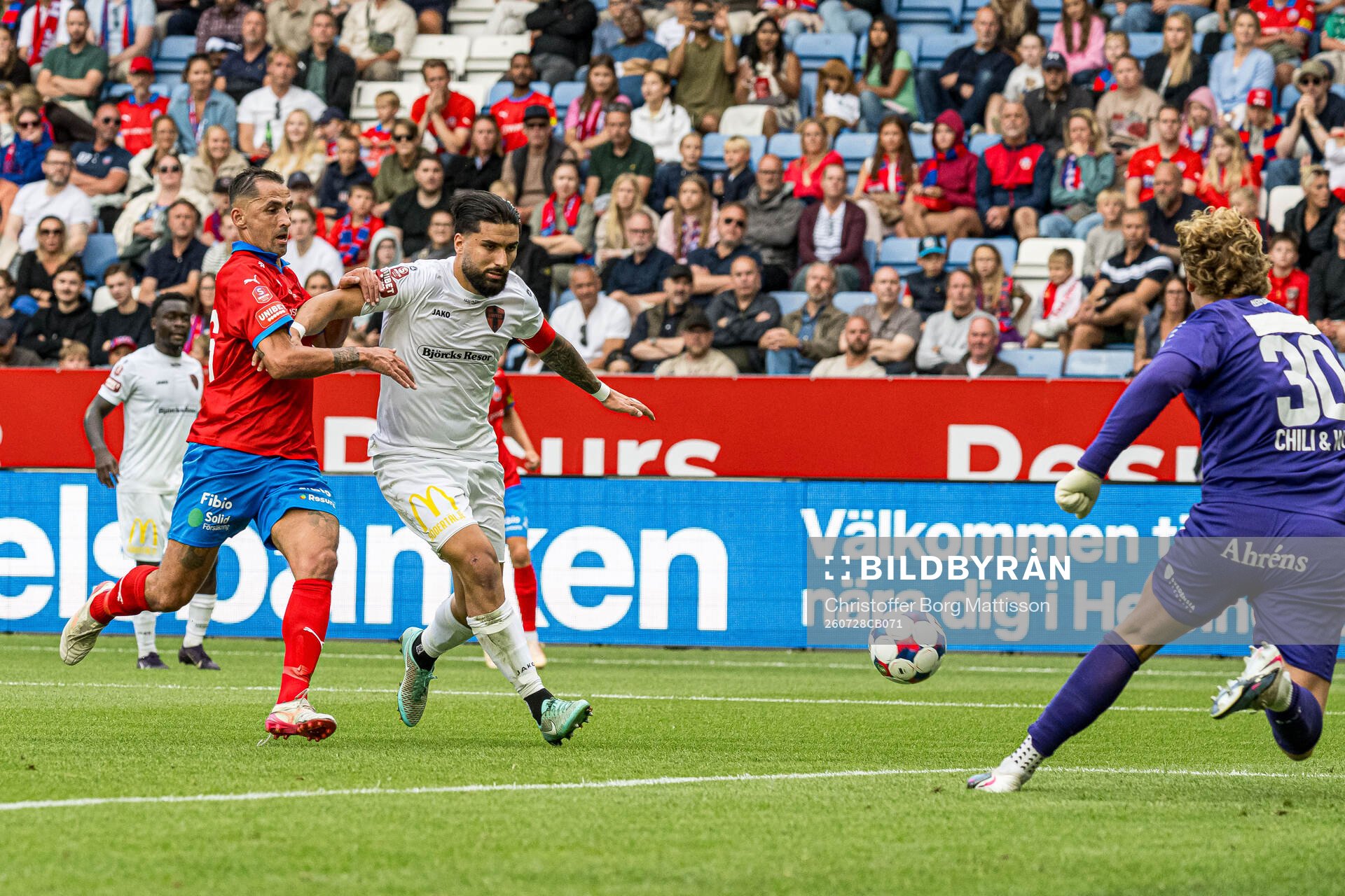 Helsingborgs Loret Sadiku och Nordic Uniteds Jonathan Gursac