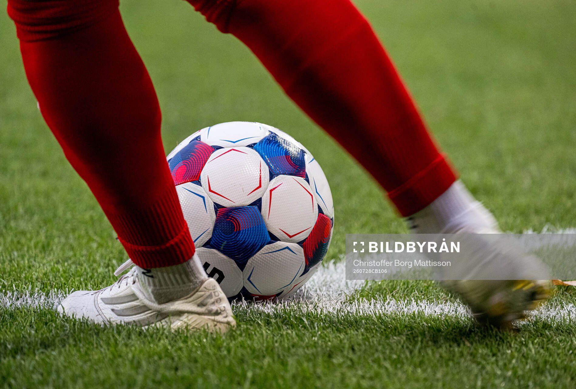 En officiell matchboll för Superettan